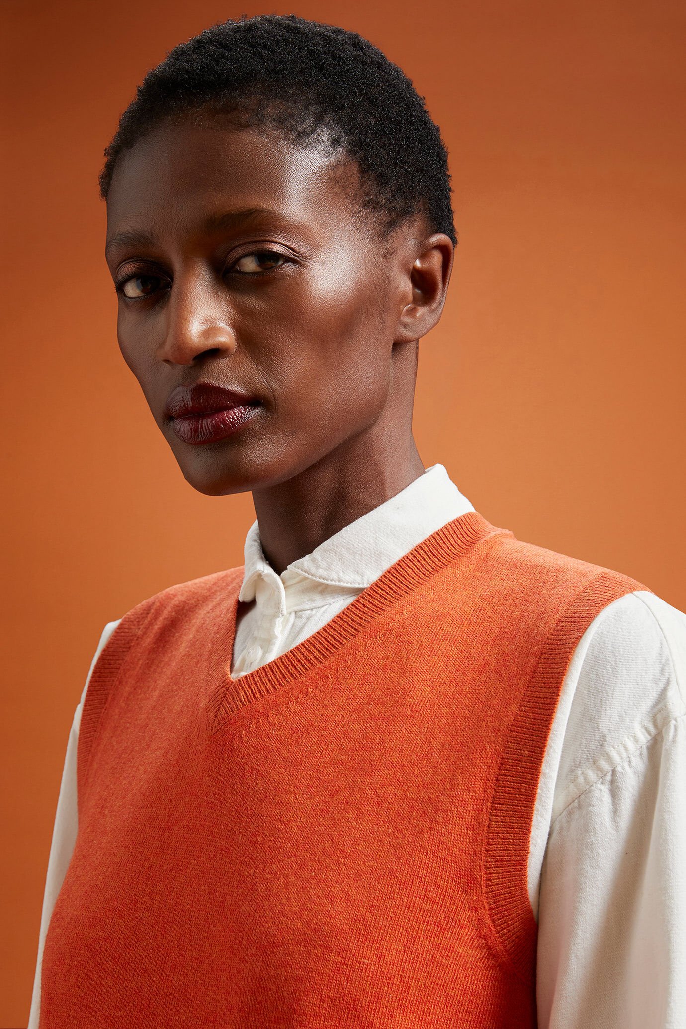Gilet tricoté pour femme, col en V, en laine et cachemire, coupe classique image number 3