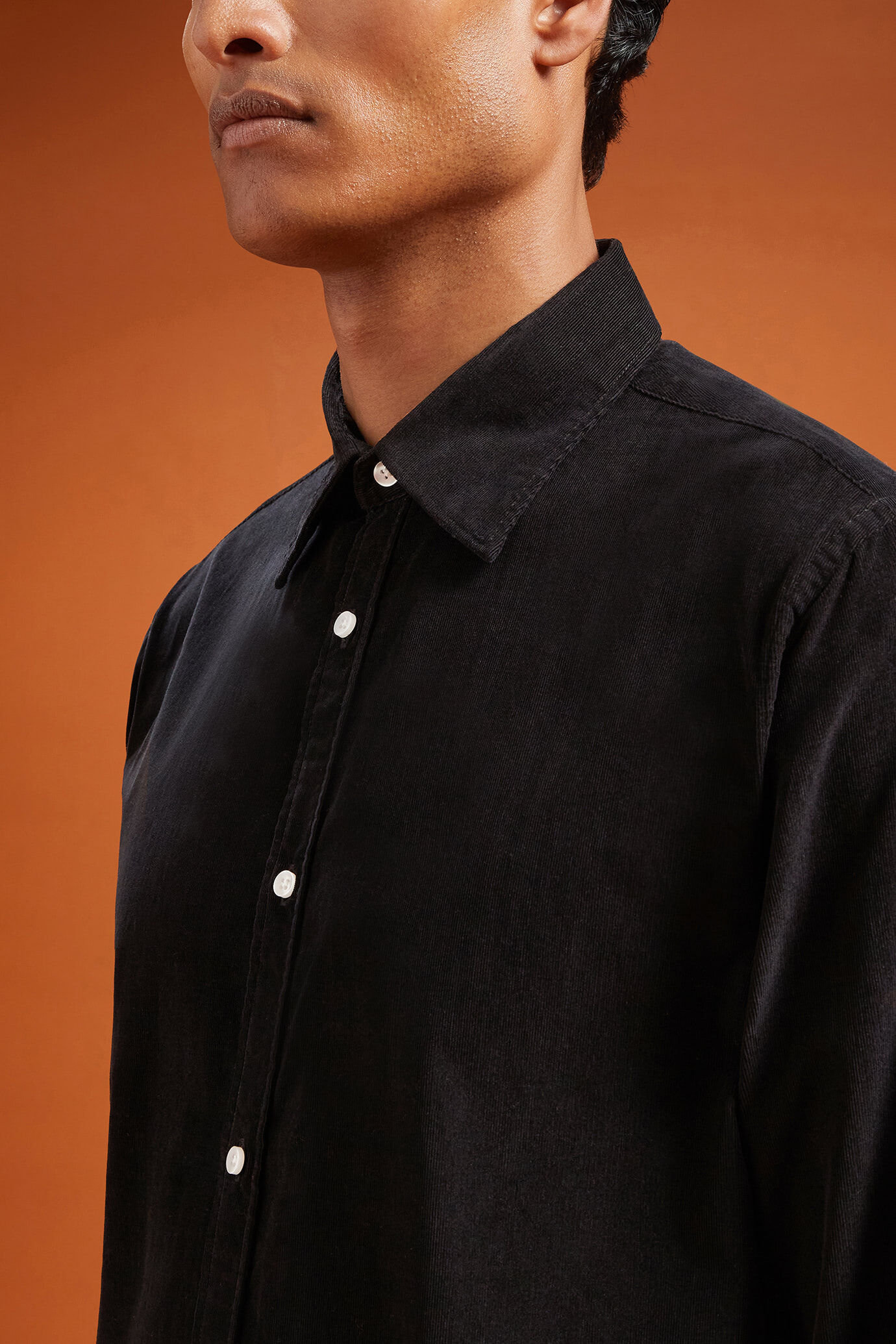 Camicia casual uomo collo classico 100% cotone tessuto velluto 1000 righe tinta unita comfort fit image number 2
