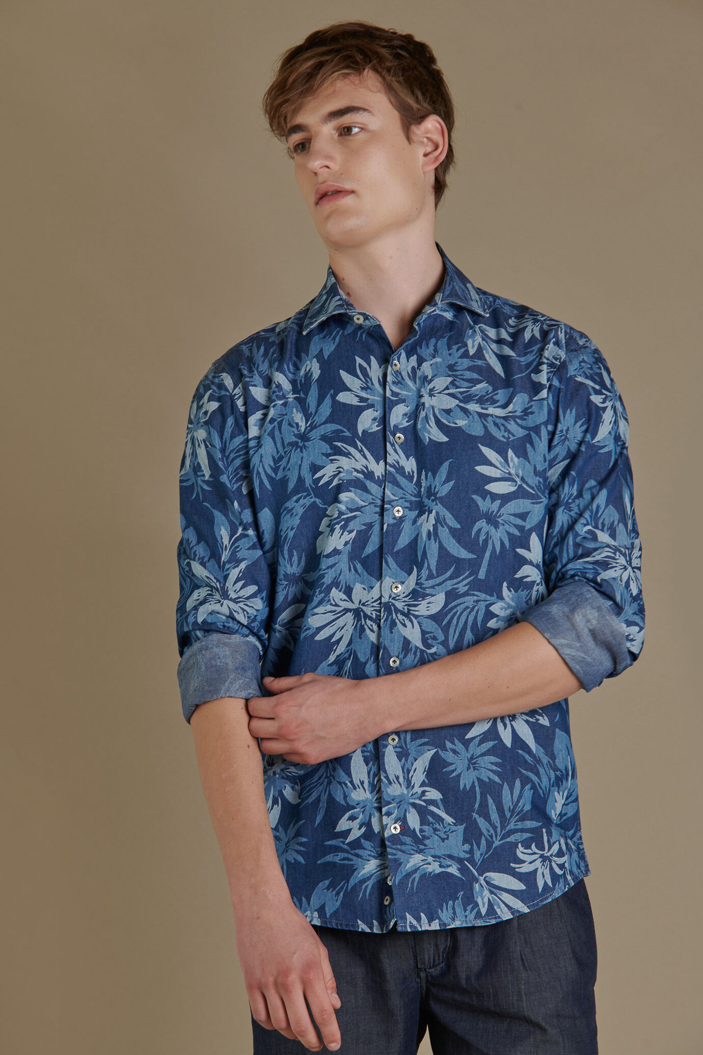 Camicia casual uomo collo francese denim stampa a fiori image number 0