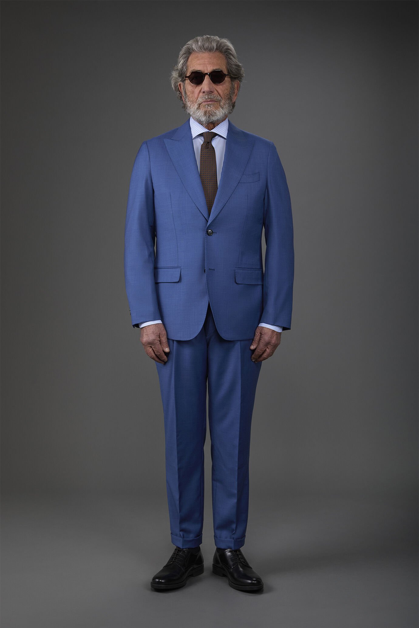 Abito uomo monopetto con pantalone classico ad una pince, in 100% lana con costruzione a grisaglia
