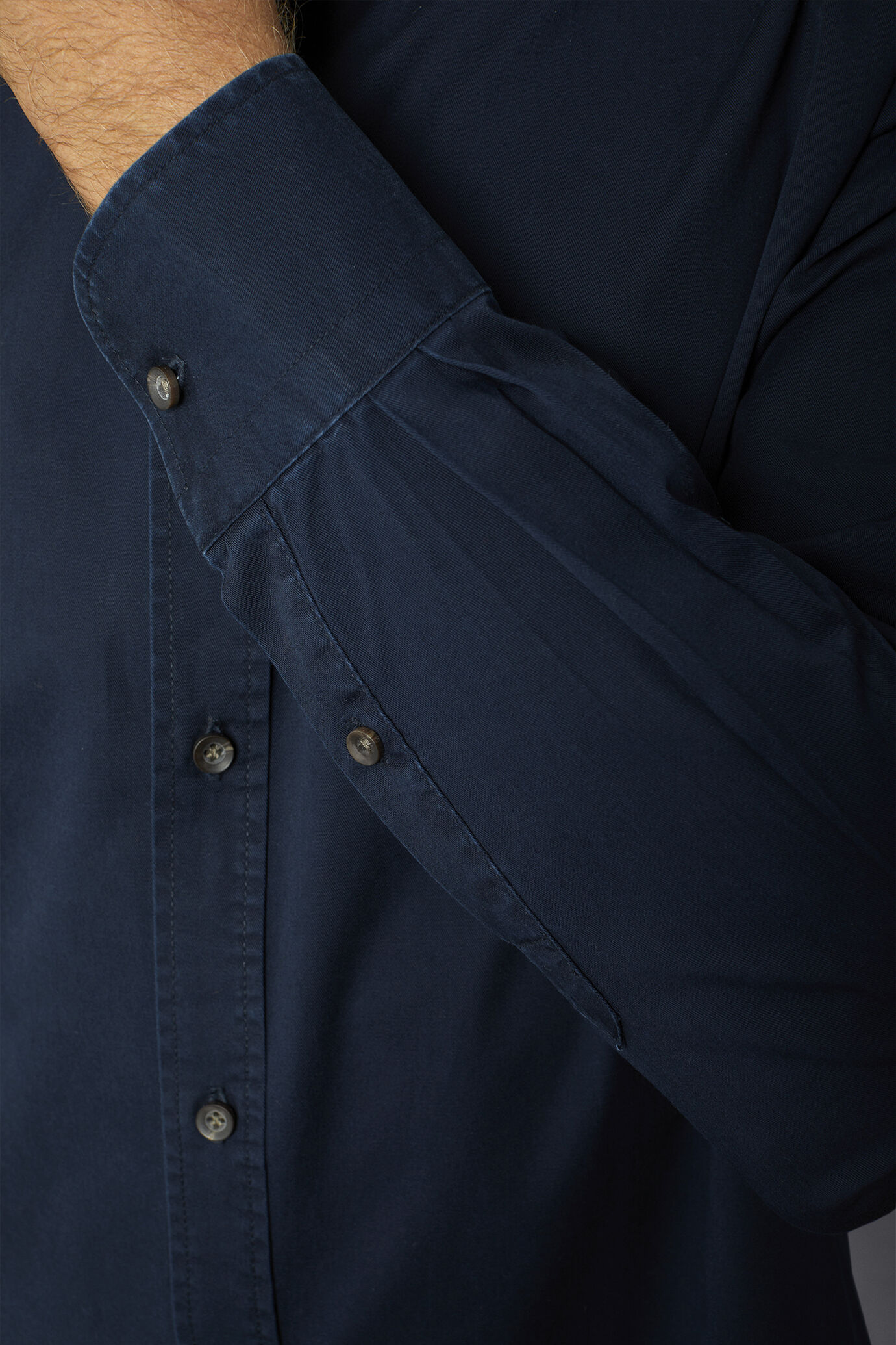 Camicia casual uomo collo francese comfort fit tessuto in gabardina image number 3