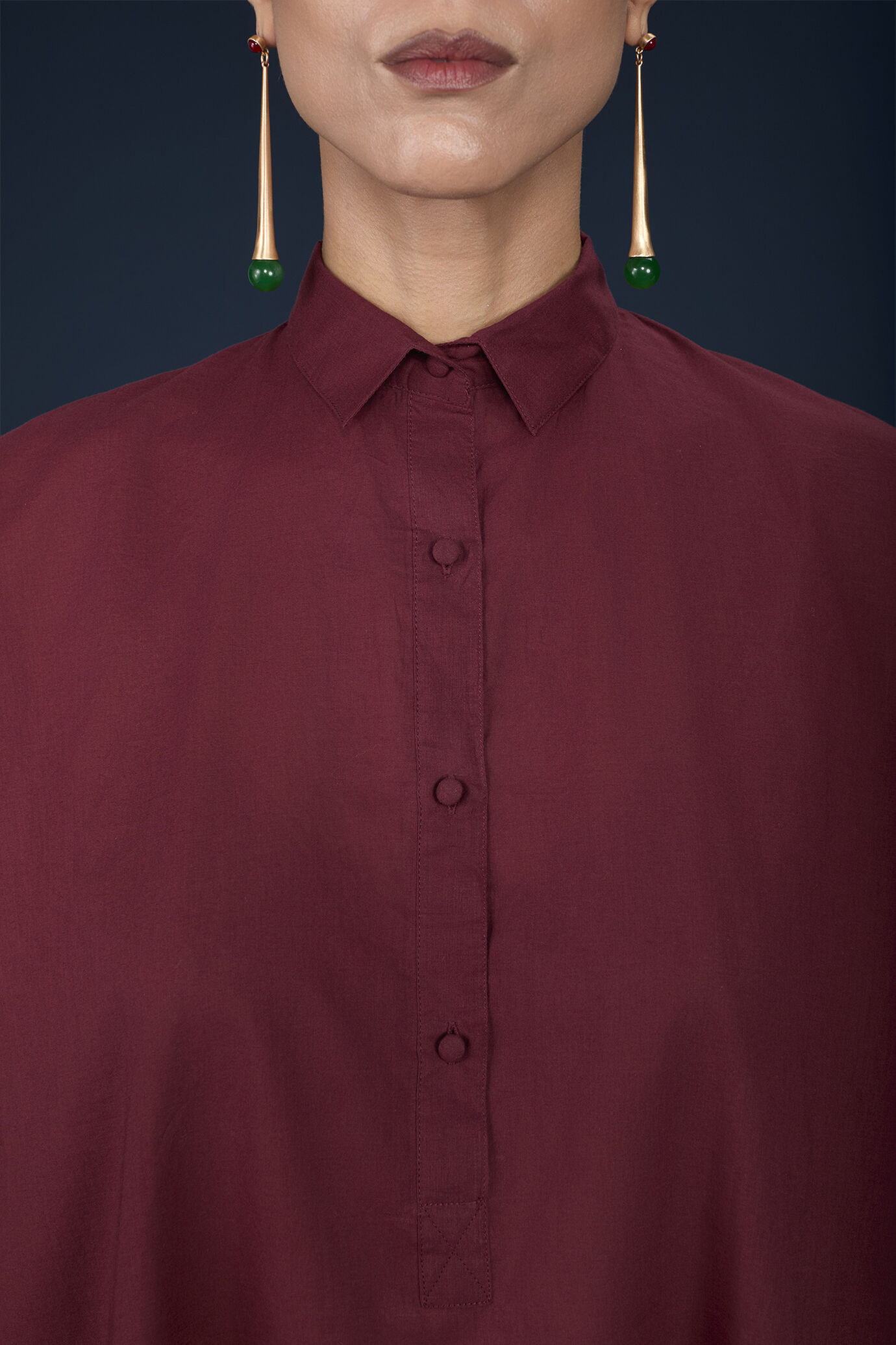 Camicia donna oversized con bottoni foderati in mussola di cotone tinta unita image number 3