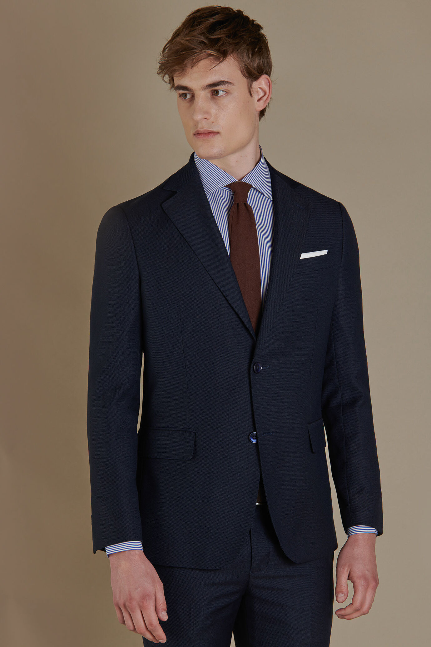 Single breasted suit with classic lapel image number 1