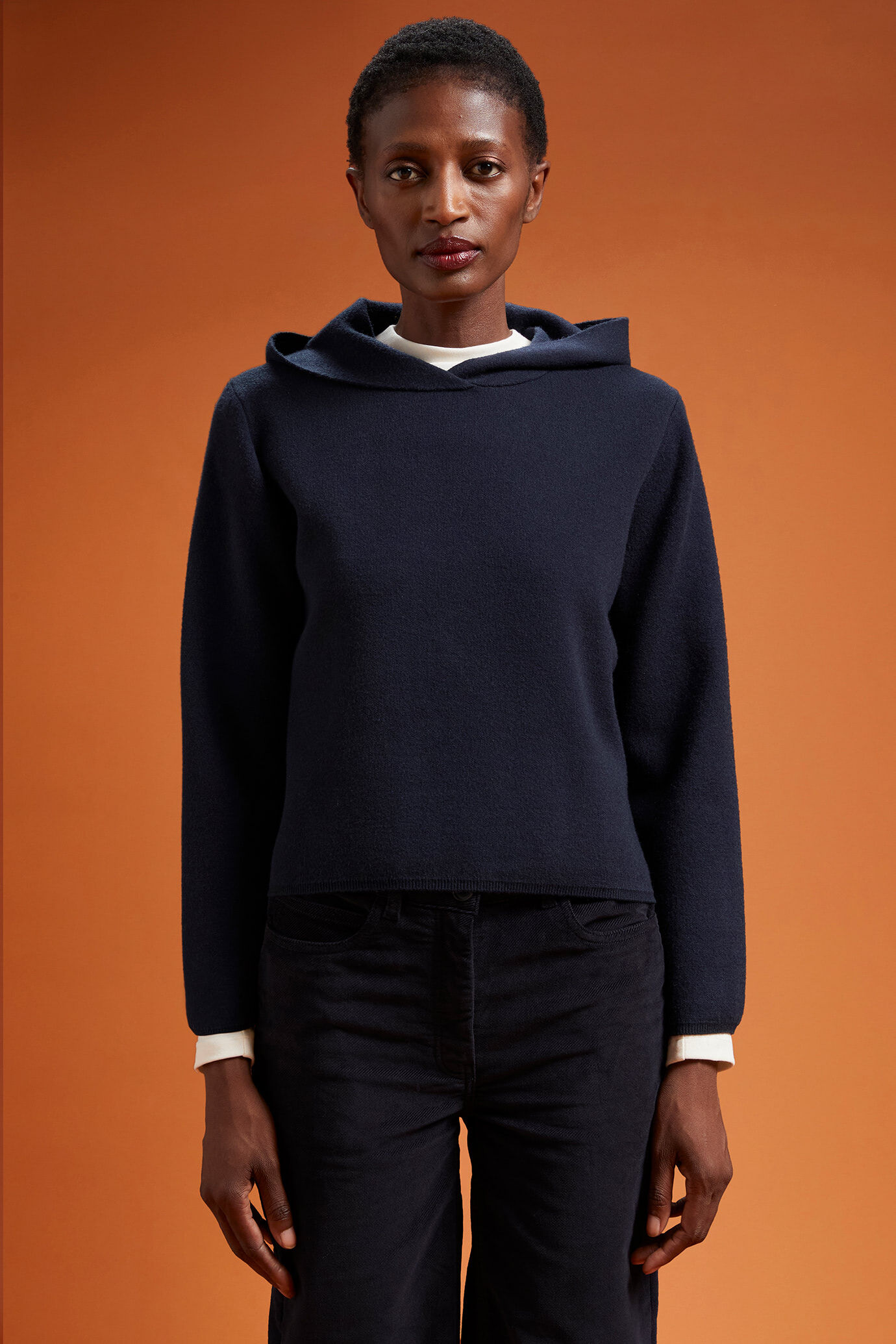 Pull pour femme uni avec capuche et logo brodé, coupe classique image number 0
