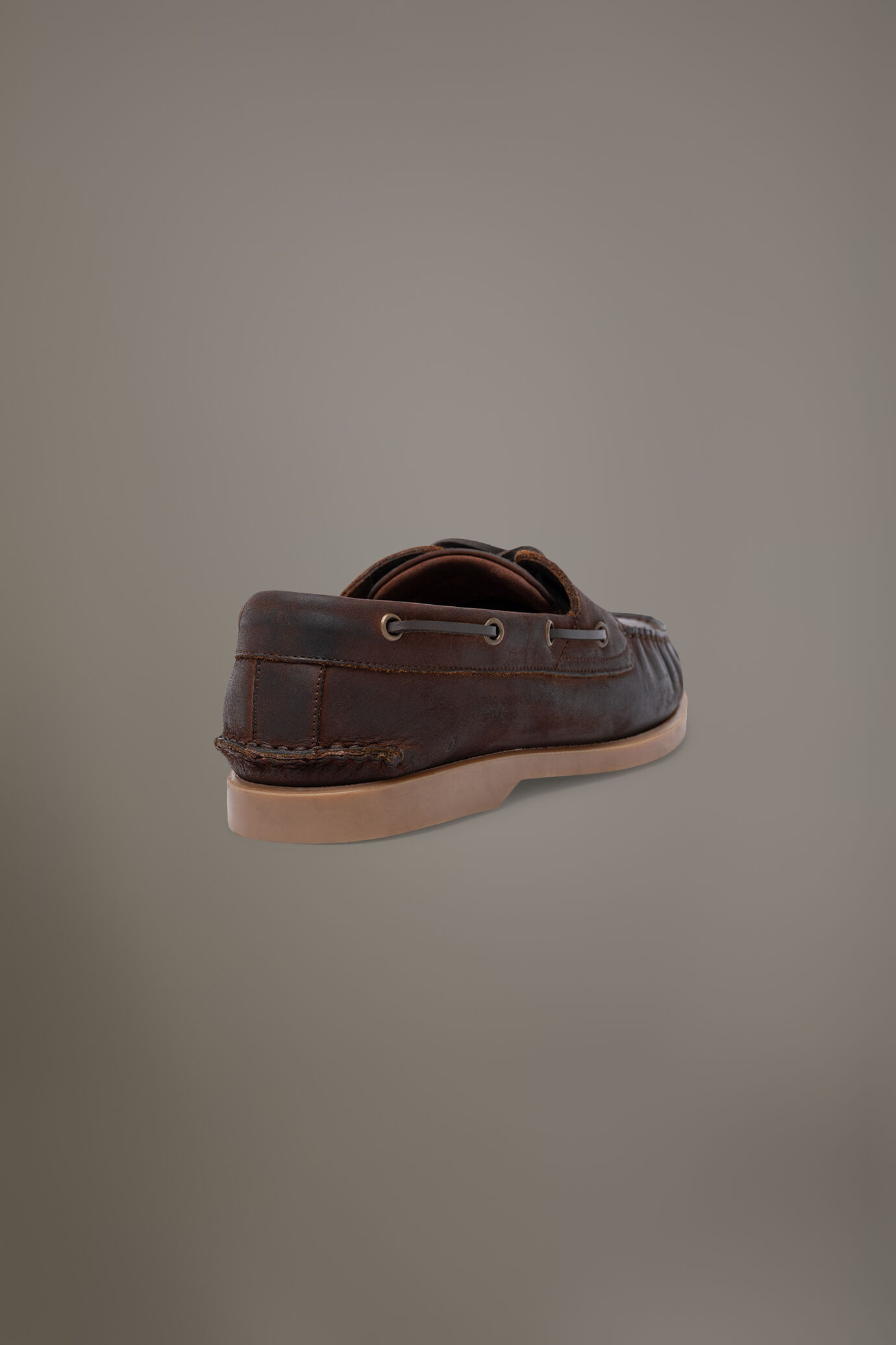 Scarpa da barca 100% pelle effetto invecchiato con fondo in gomma image number 2