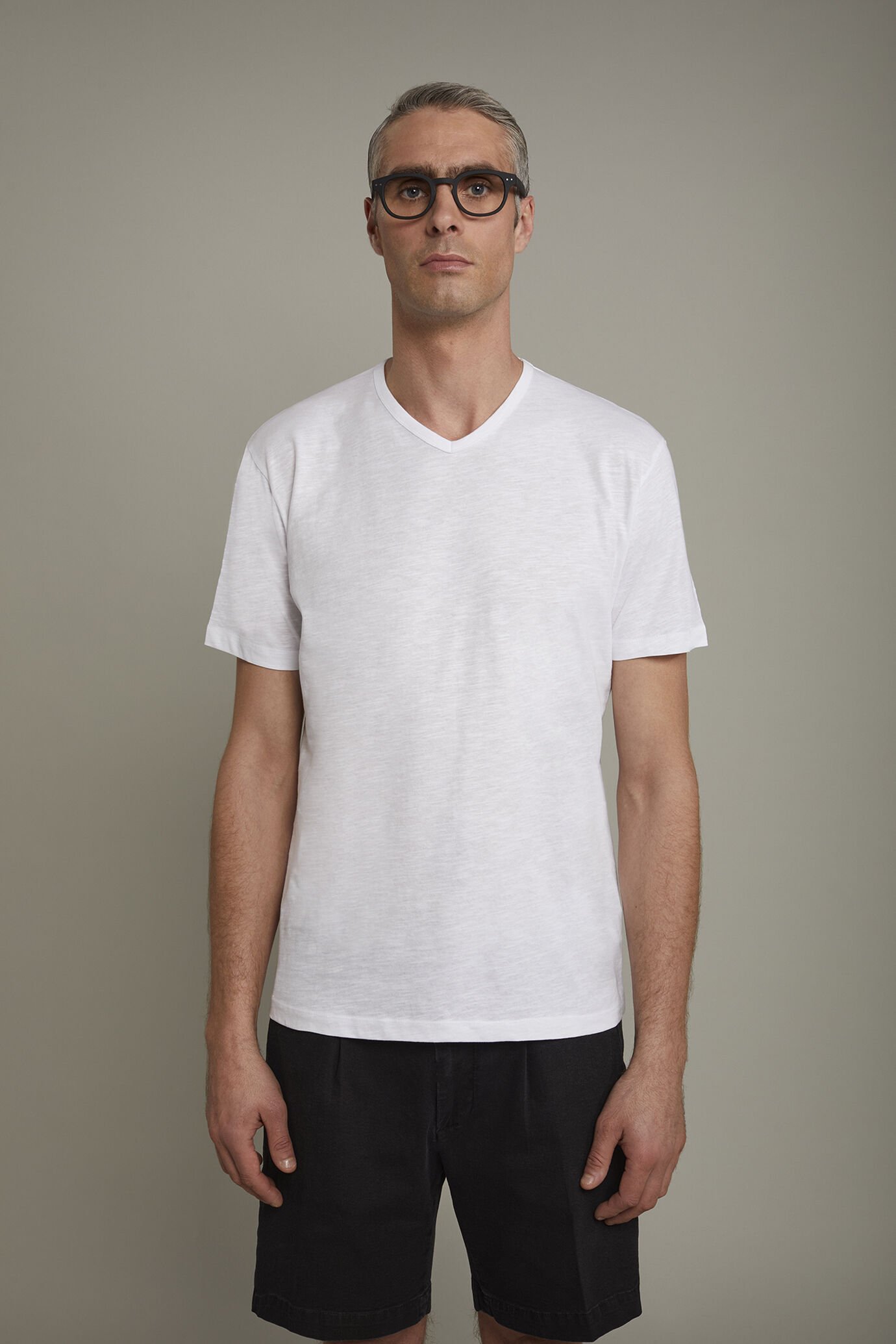 Men&rsquo;s v-neck t-shirt 100% cotton flamed effect regular fit image number 2