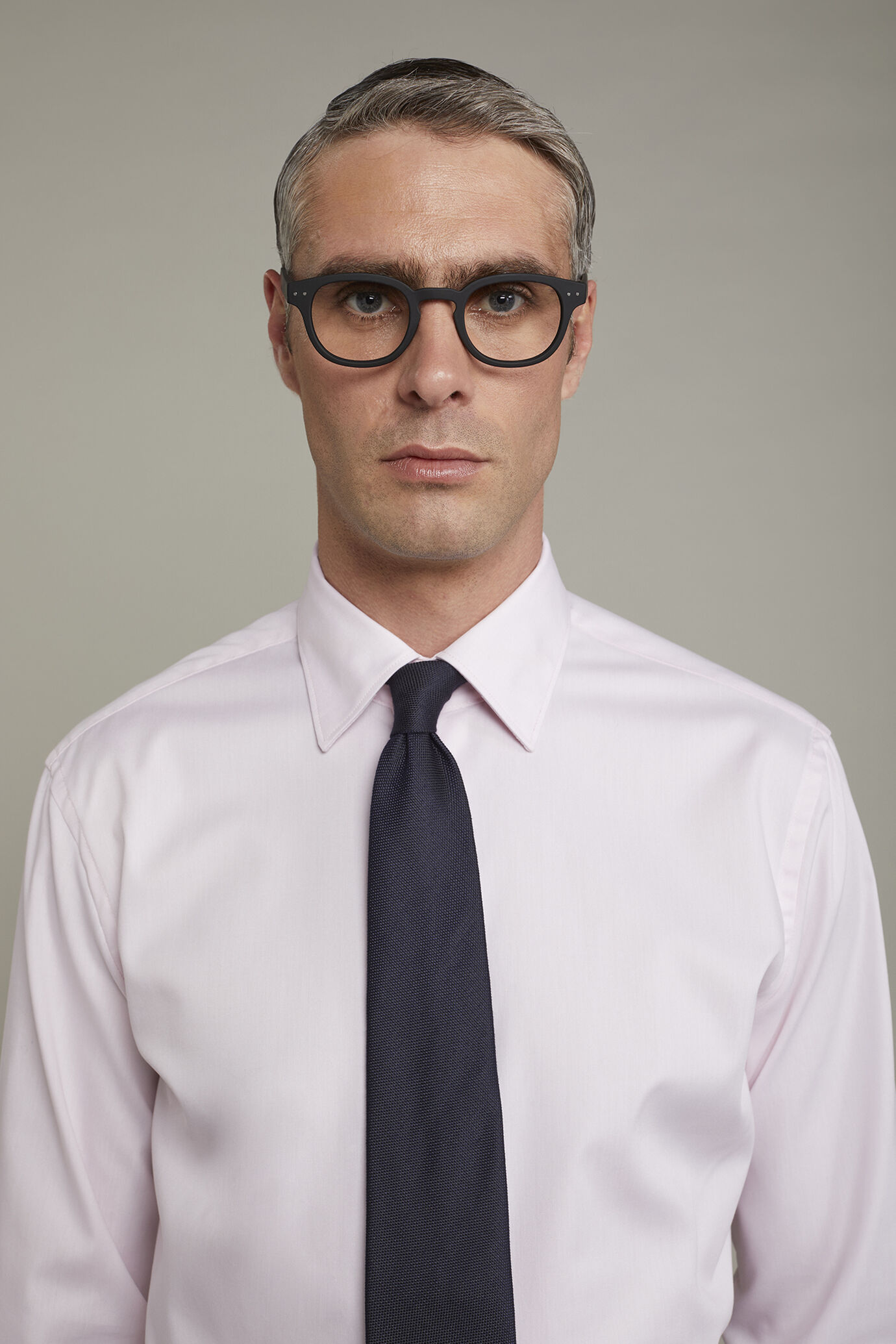Einfarbiges Herrenhemd mit klassischem Kragen aus 100 % Oxford-Baumwolle in normaler Passform image number 3
