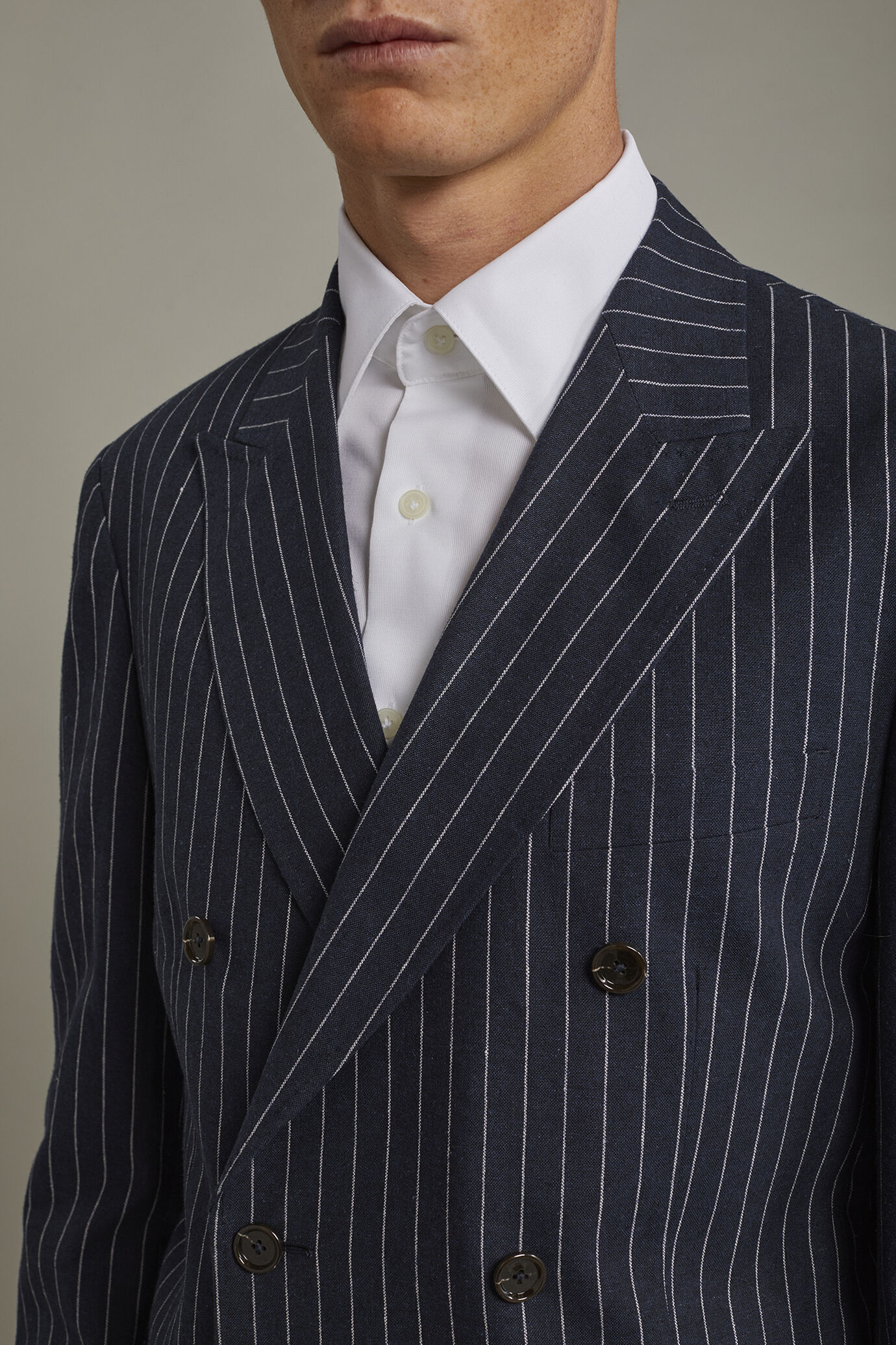 Men's unlined double-breasted blazer with spread collar and flap pockets linen and cotton fabric with regular fit pinstripe design image number 3