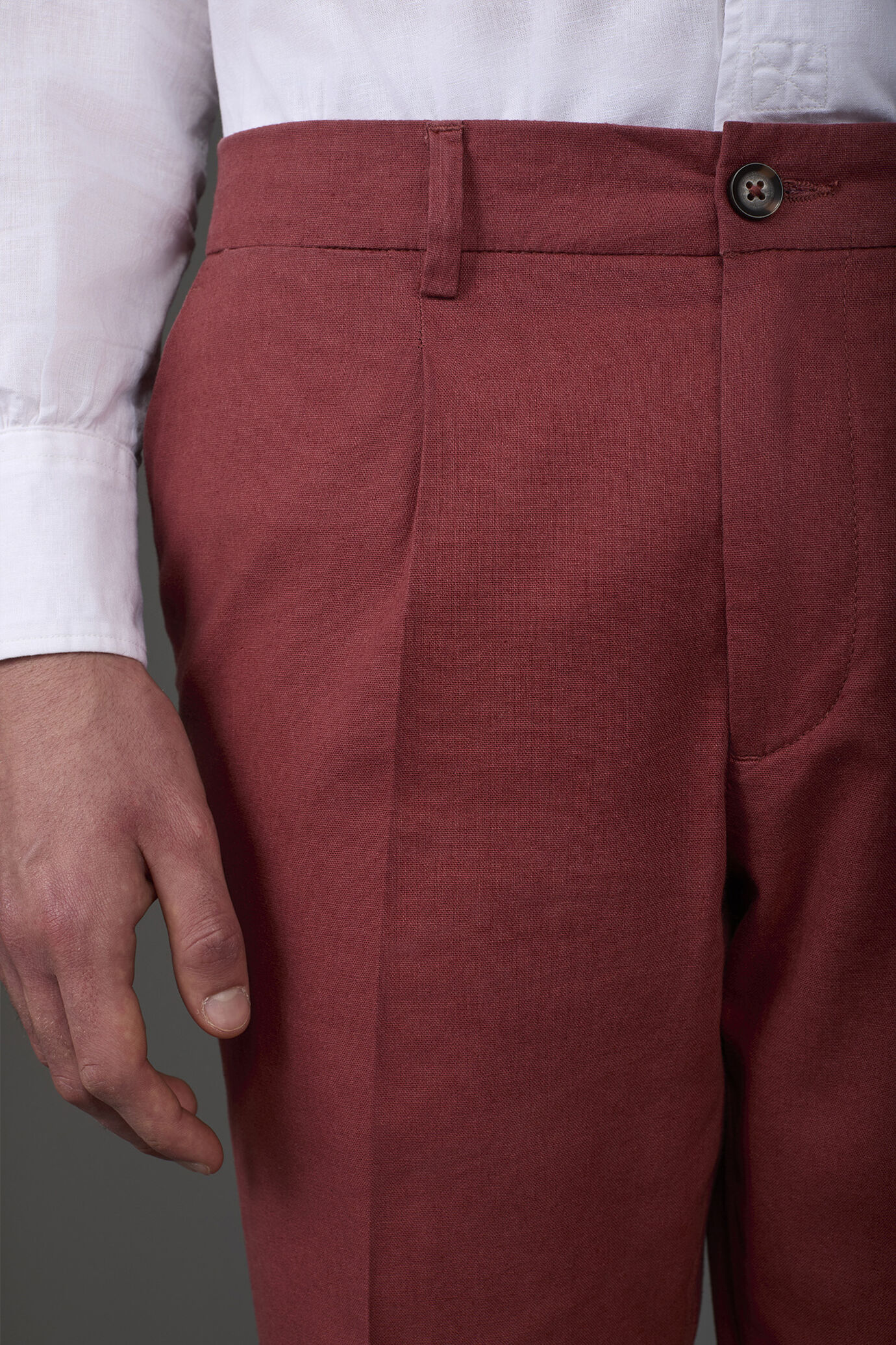 Pantalone uomo con due piccole pinces ed elastico nel cinturino dietro image number 2