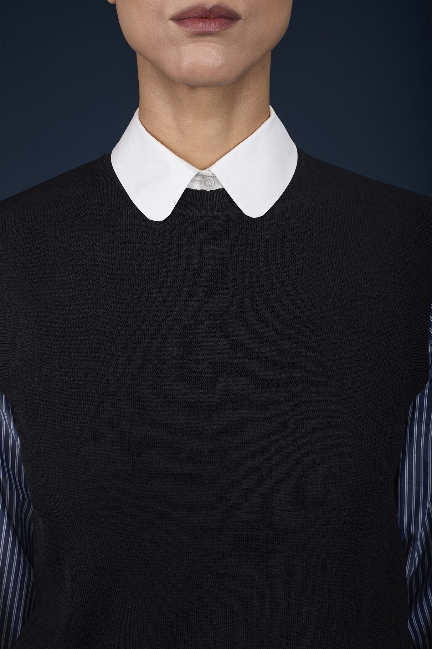 Women's knitted crew-neck waistcoat image number 2