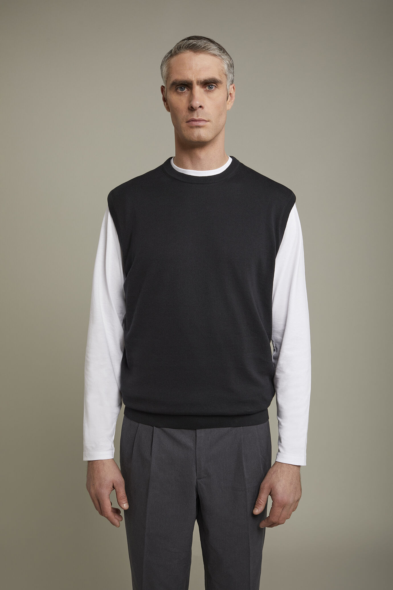 Herren-Weste mit Rundhalsausschnitt aus 100 % Baumwolle in normaler Passform image number 2