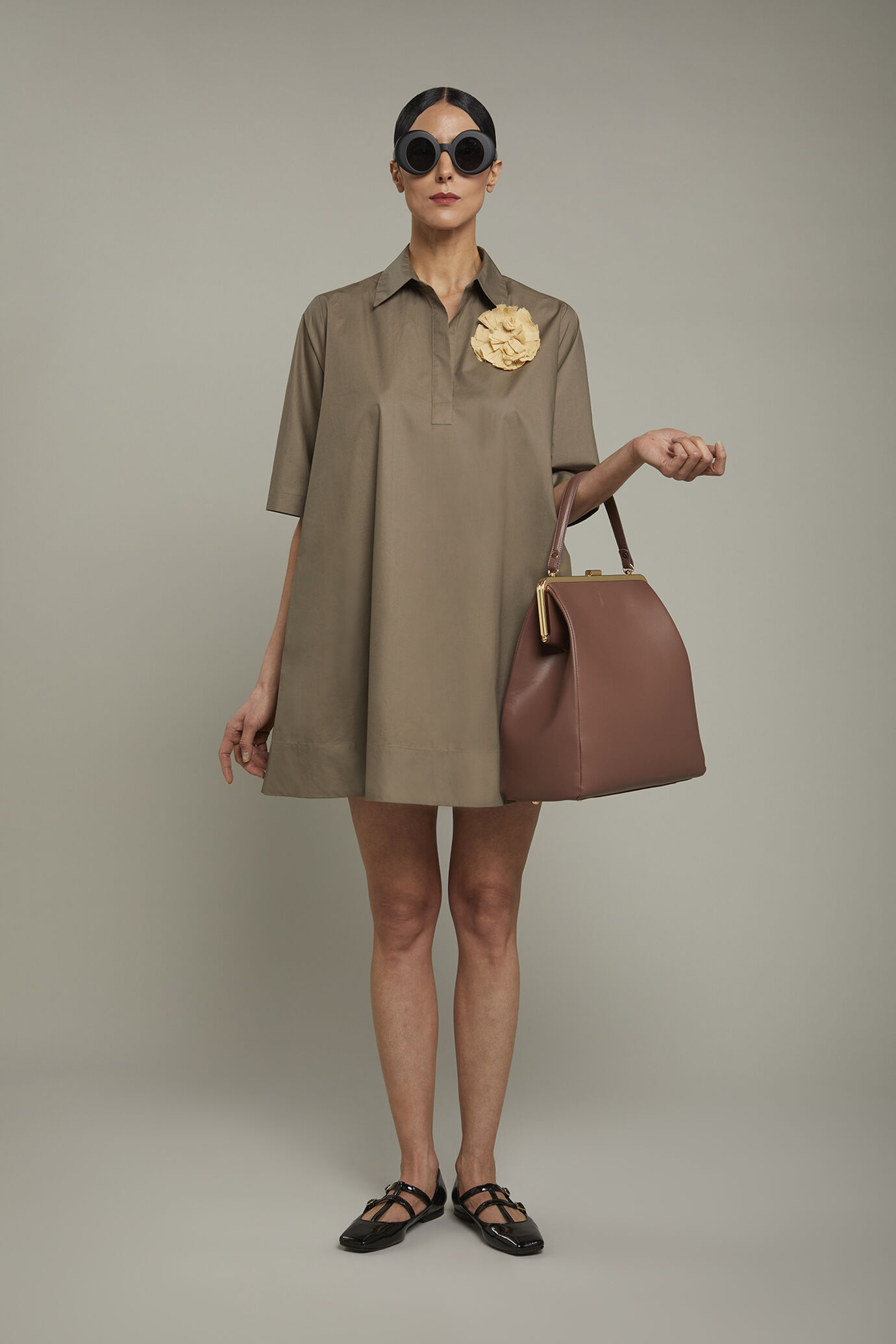 Kleid für Damen aus 100 % Baumwolle mit Polokragen in normaler Passform