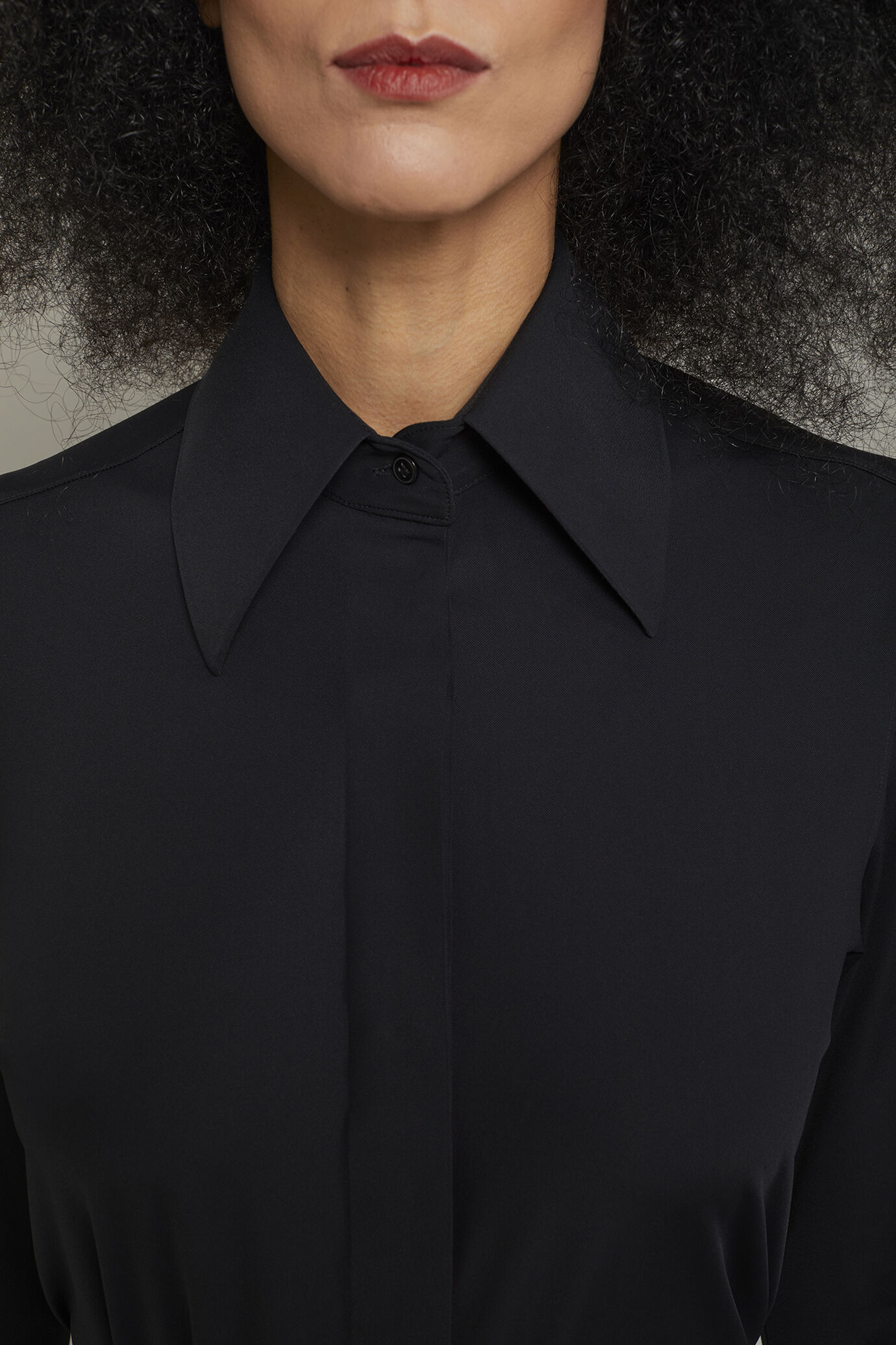 Women’s classic solid color shirt image number 3