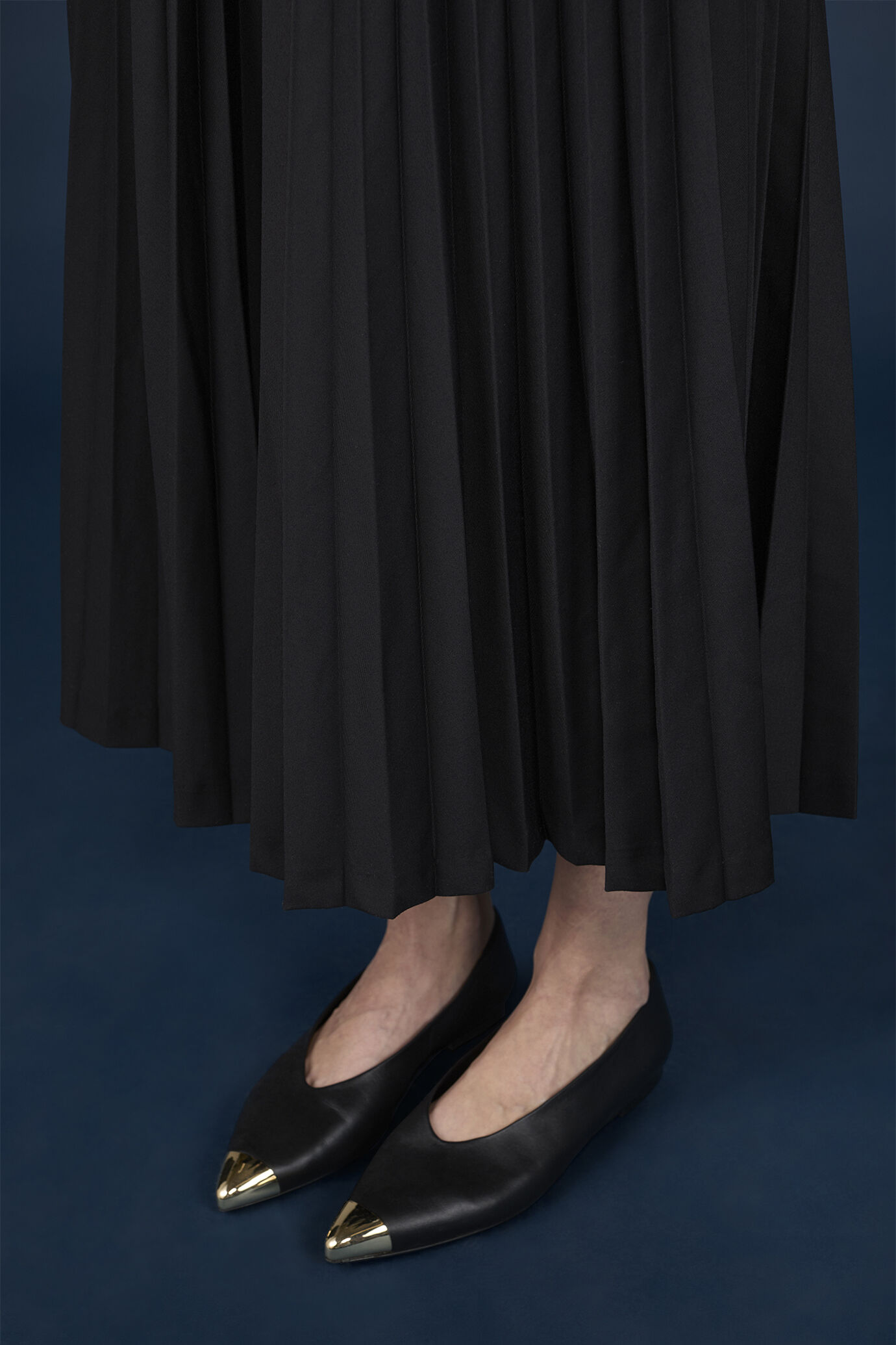 Women's regular fit plain pleated skirt with embroidery on the inside image number 3
