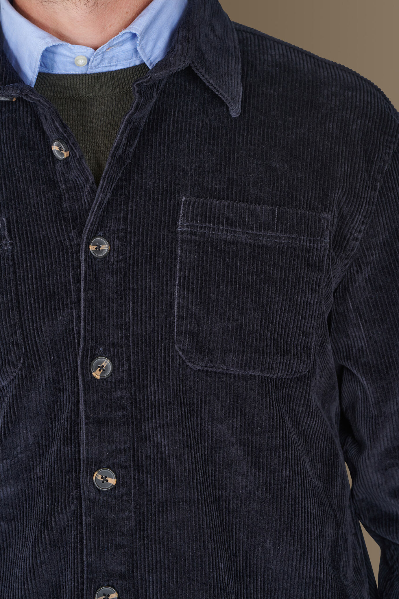 Overshirt uomo tessuto velluto a coste tinta unita image number 4