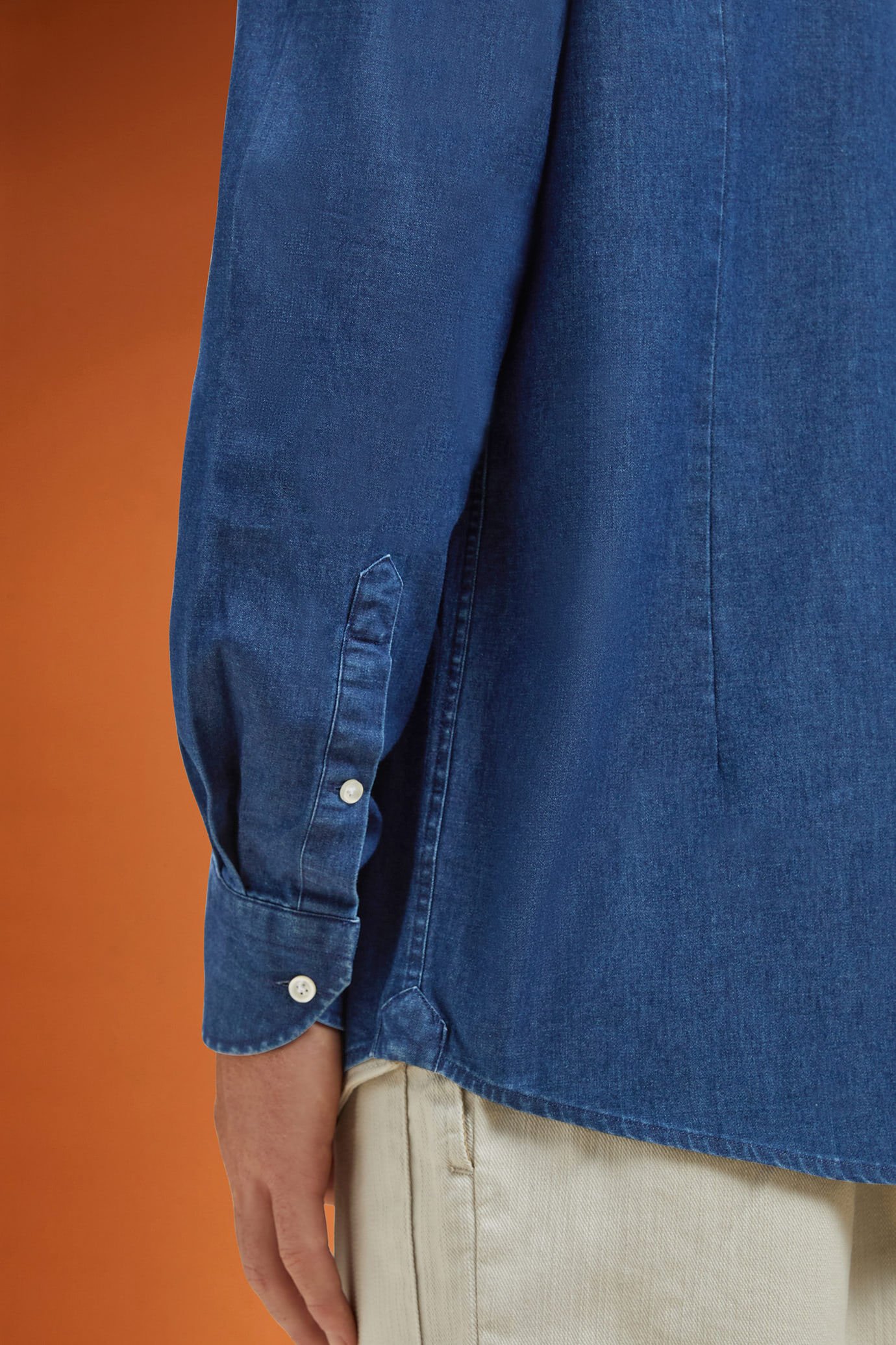 Men's comfort fit casual shirt with a classic collar in 100% cotton washed chambray fabric image number 2