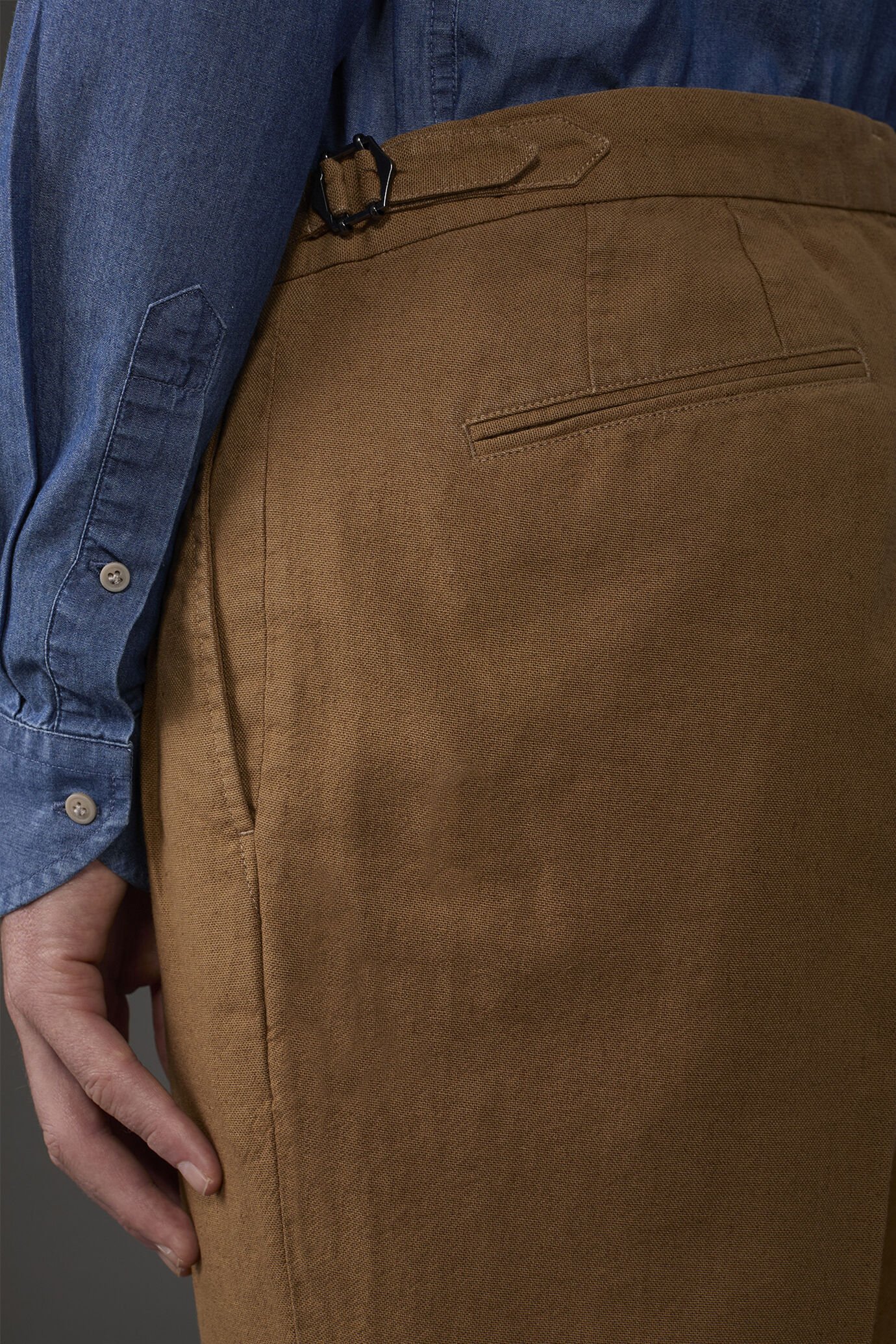 Pantalone uomo con doppia pinces e fibbie laterali misto cotone e lino image number 3