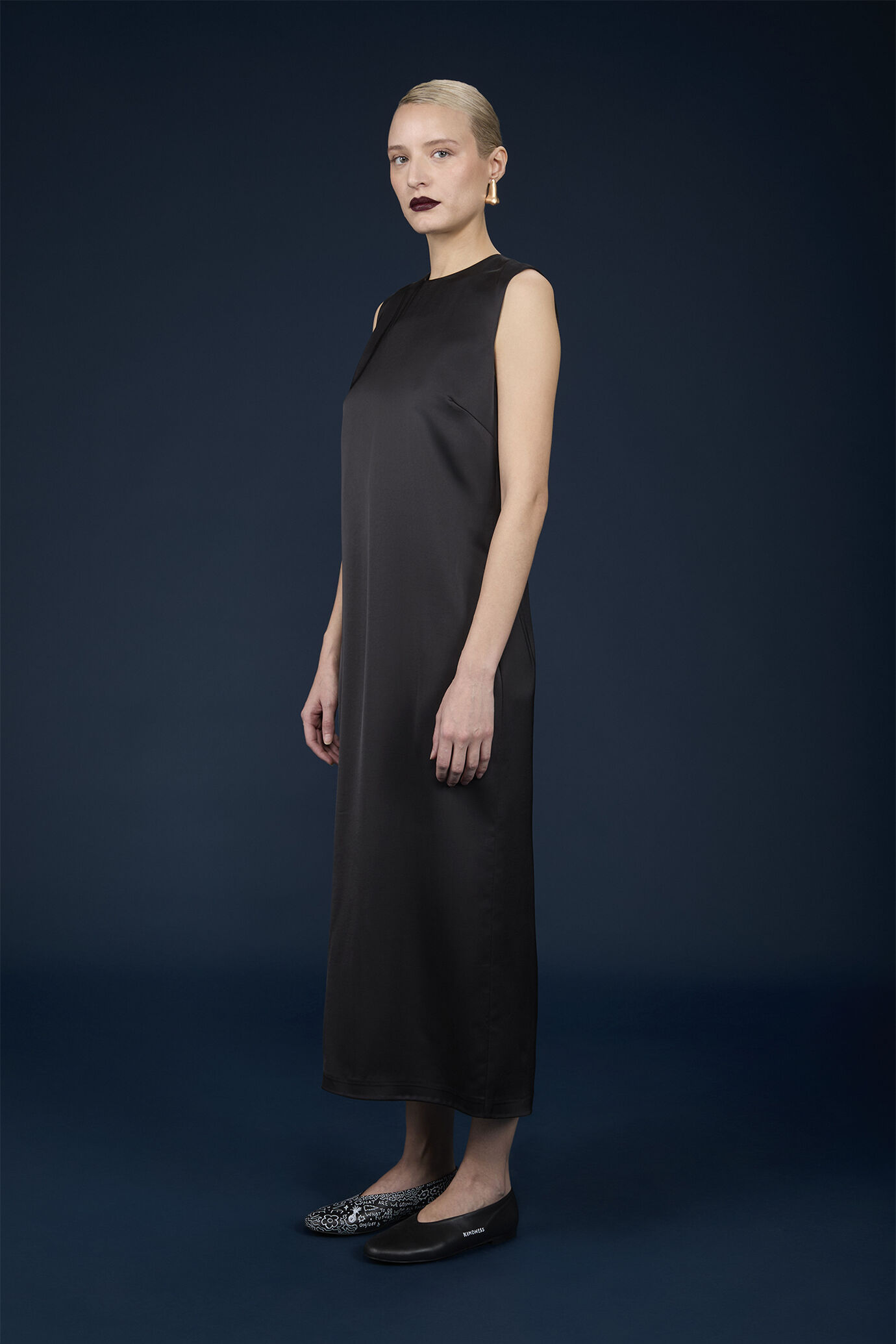 Langes Damenkleid mit Rundhalsausschnitt und Rückenöffnung image number 1