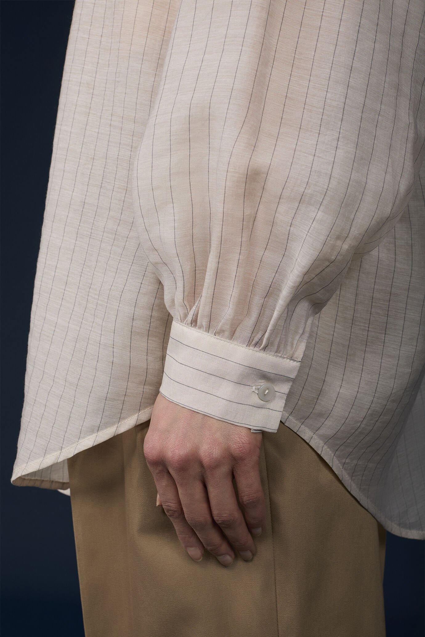 Oversized Damenhemd mit einfarbigem Kragen aus transparentem, gestreiftem Stoff image number 4