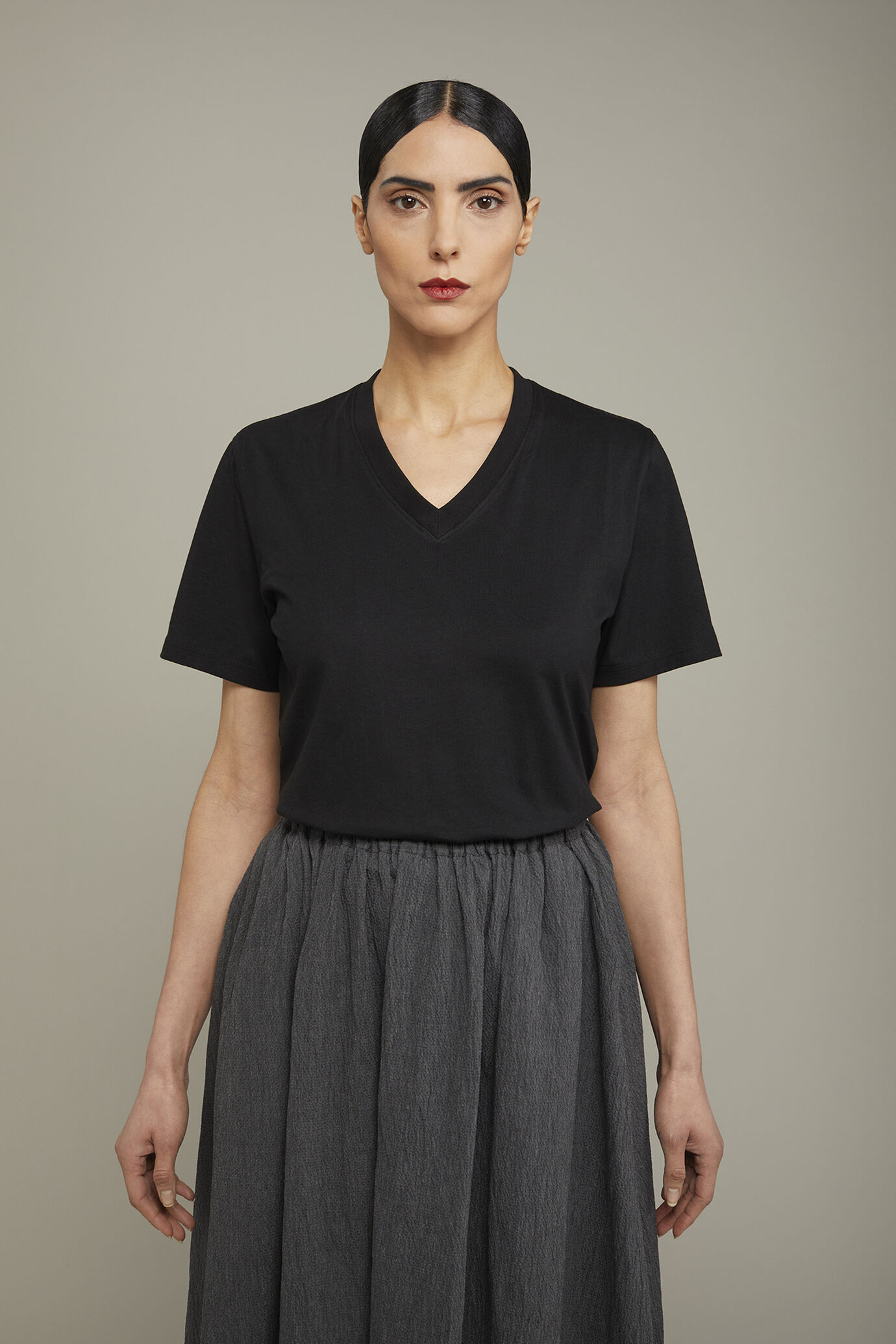 Damen-T-Shirt mit V-Ausschnitt aus 100 % Baumwolle in normaler Passform image number 2