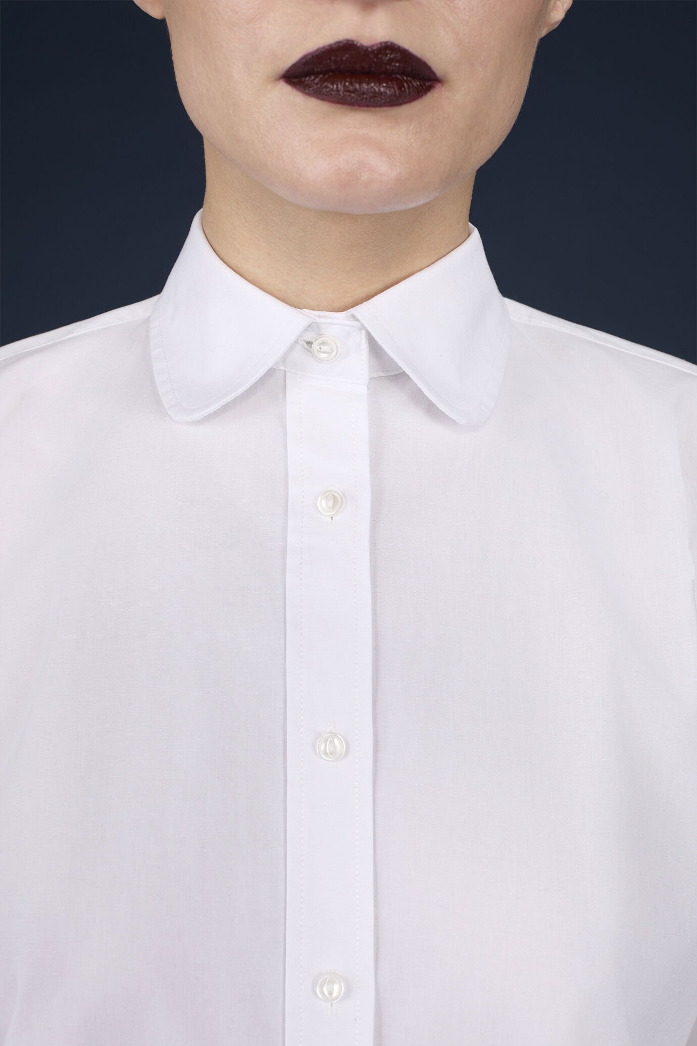 Women's plain 100% cotton casual shirt in a regular fit image number 2