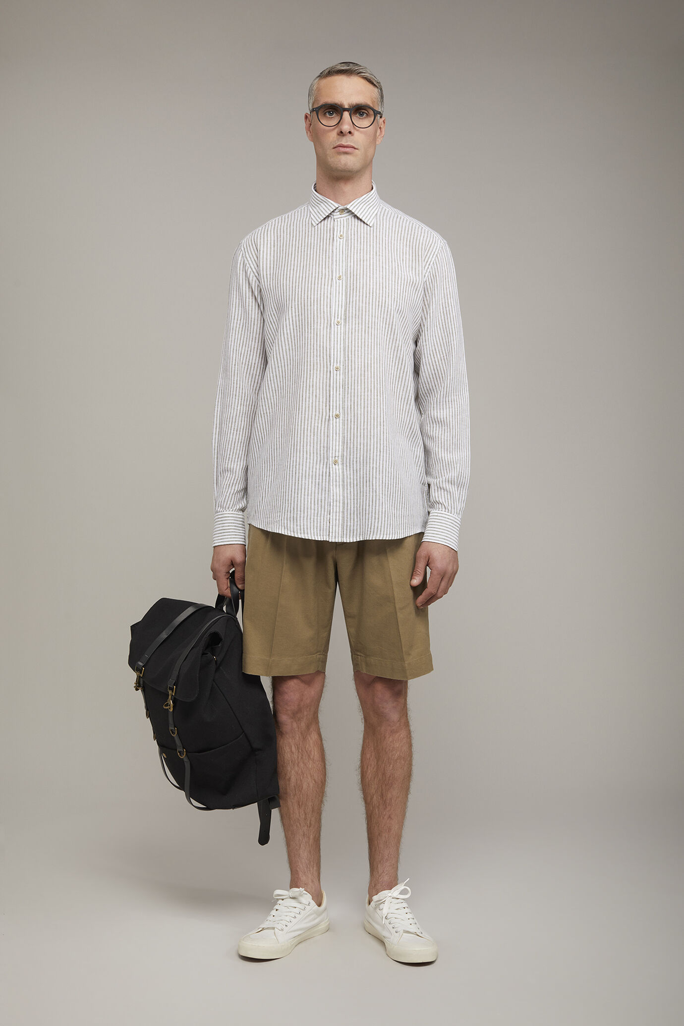 Chemise d&eacute;contract&eacute;e pour homme &agrave; col classique en lin et coton &agrave; rayures coupe confort image number 0