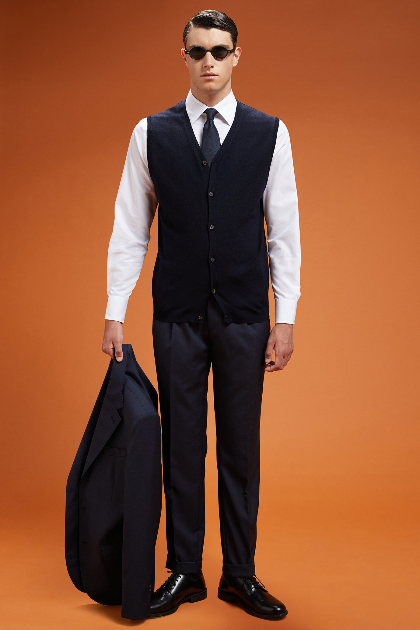 Herrenweste mit V-Ausschnitt aus 100 % extrafeine Merinowolle in normaler Passform image number 1