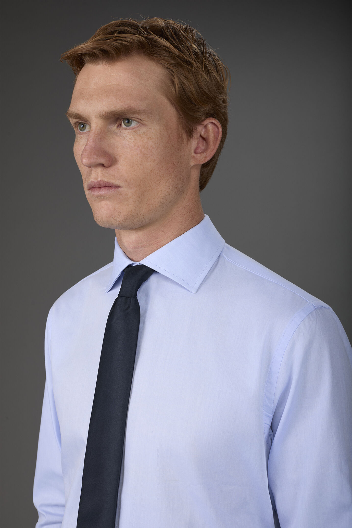 Klassisches Herrenhemd mit französischem Kragen aus glattem Twill image number 2
