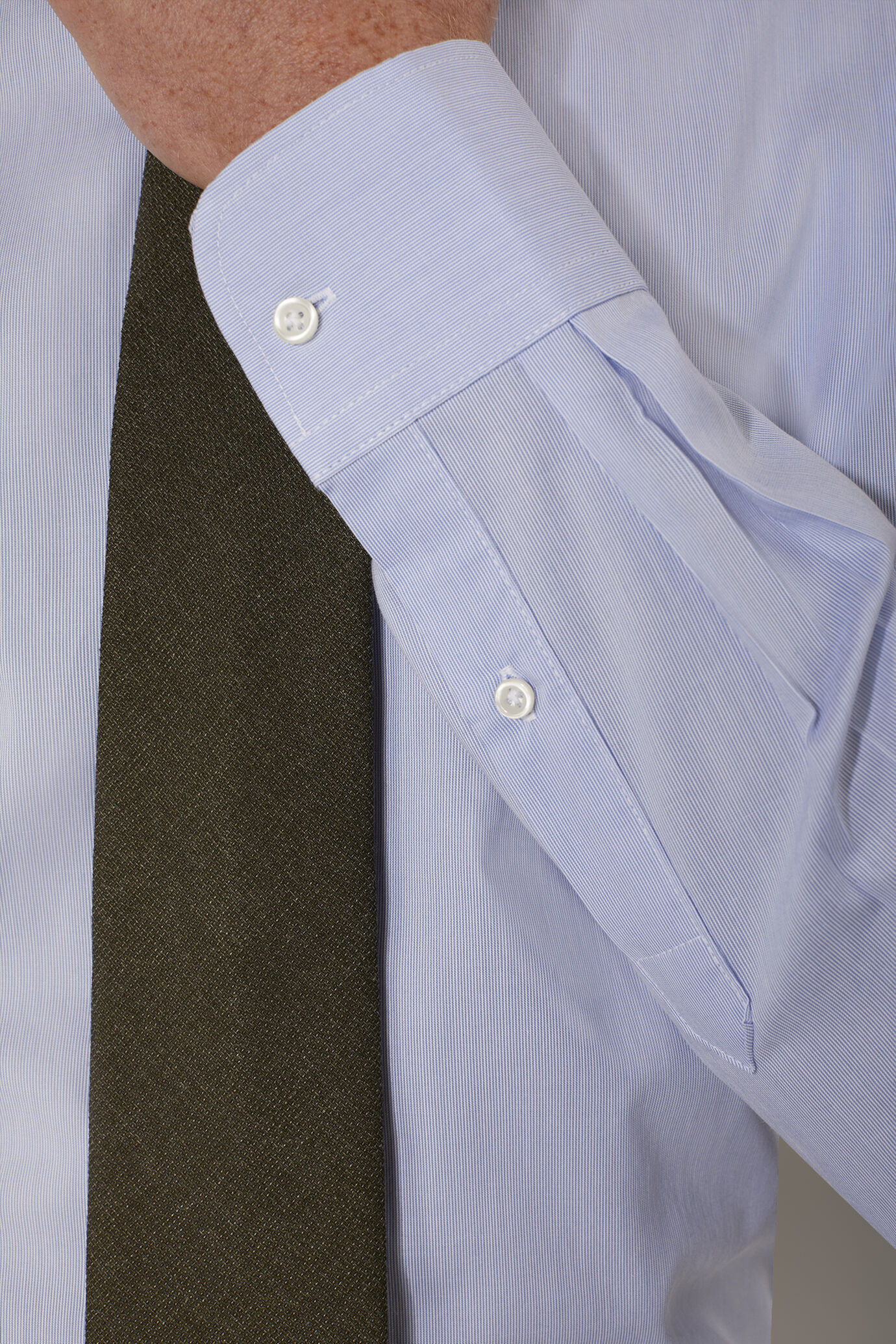 Camicia classica collo francese slim fit tessuto piquet armaturato image number 2