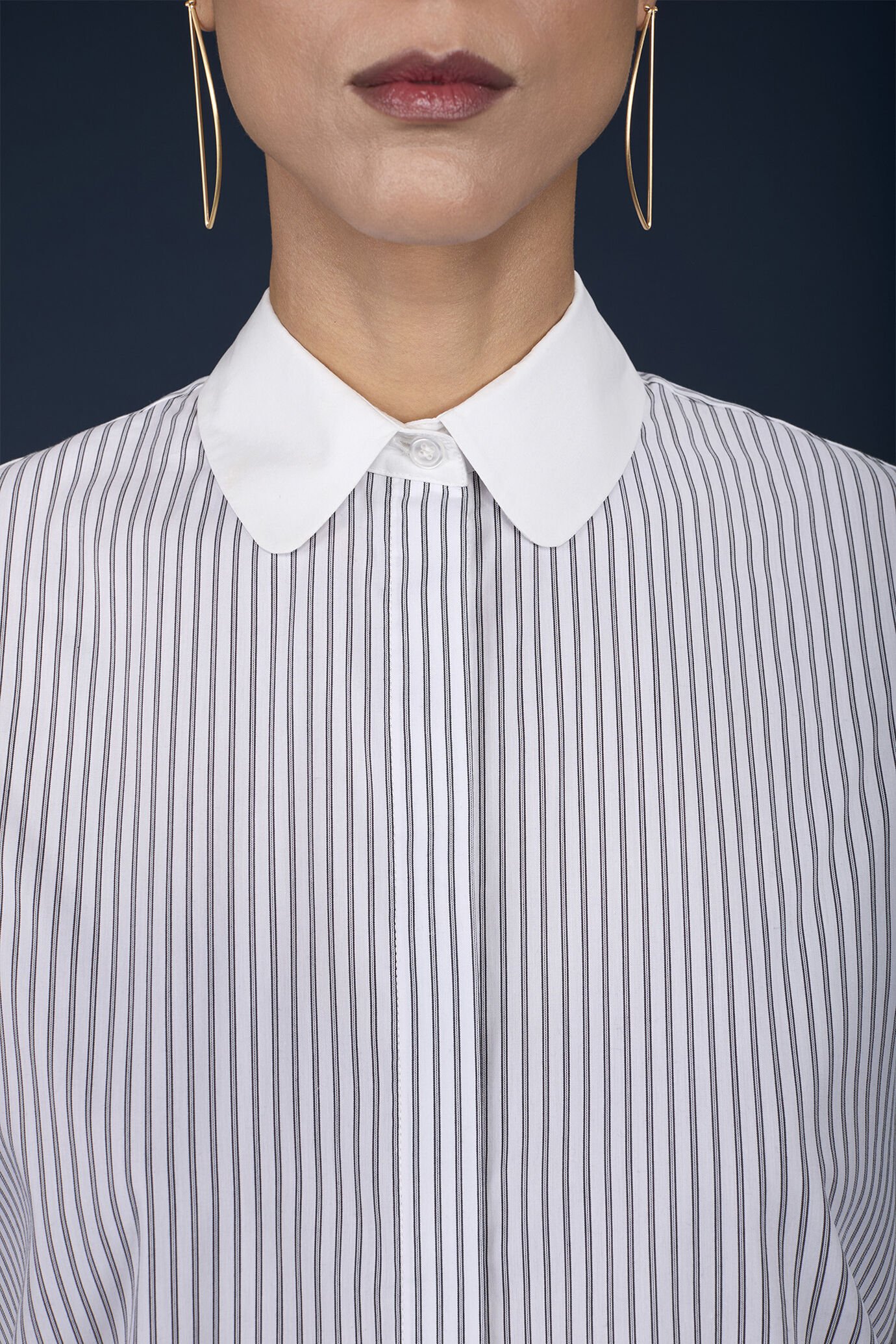 Chemise classique pour femme, modèle avec col claudine et poignets unis, en tissu rayé teint en fil image number 2