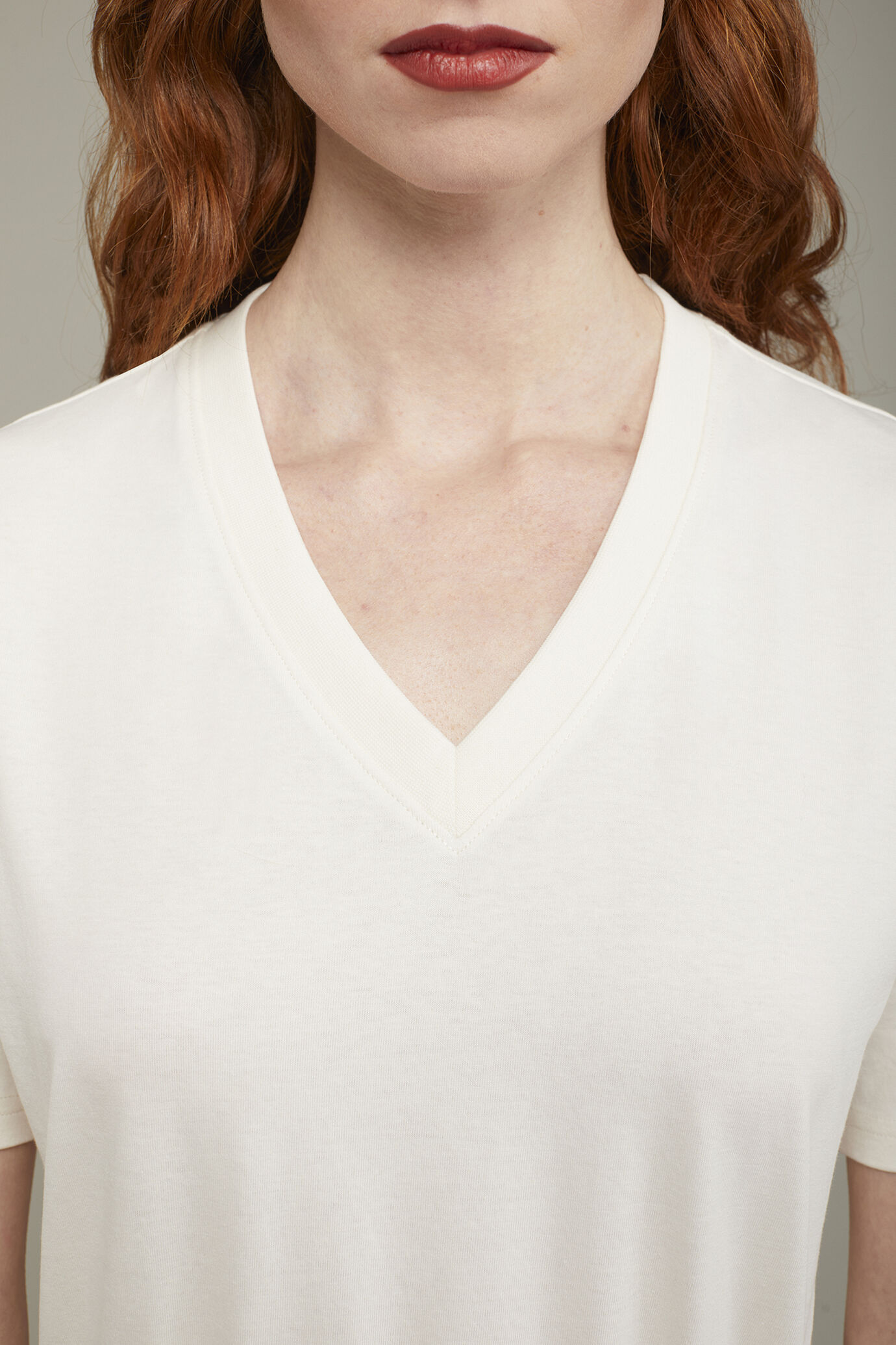 T-shirt femme col en V 100 % coton coupe régulière image number 3