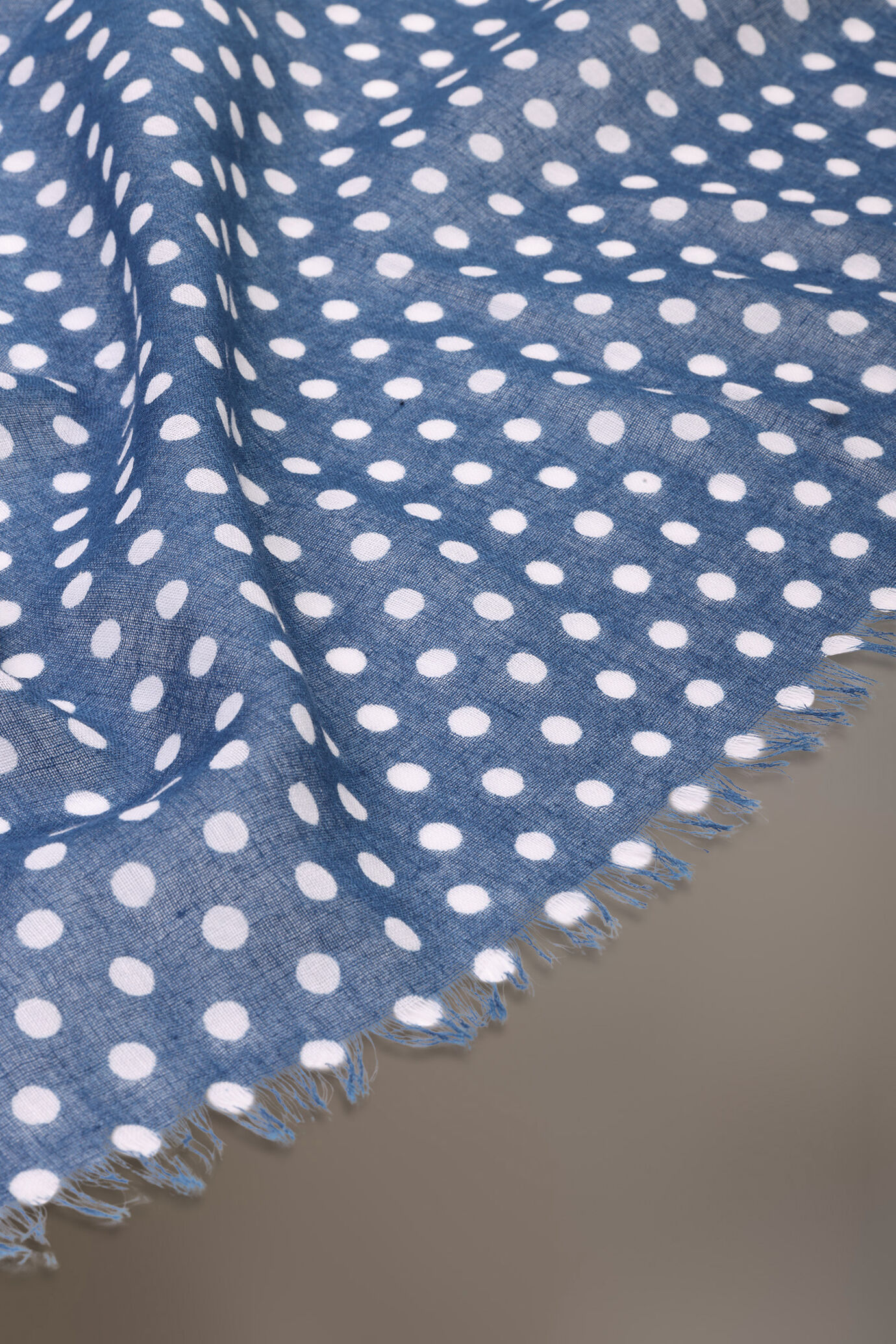 Herrenschal mit Polka-Dot-Muster, gewebt aus Baumwolle image number 1
