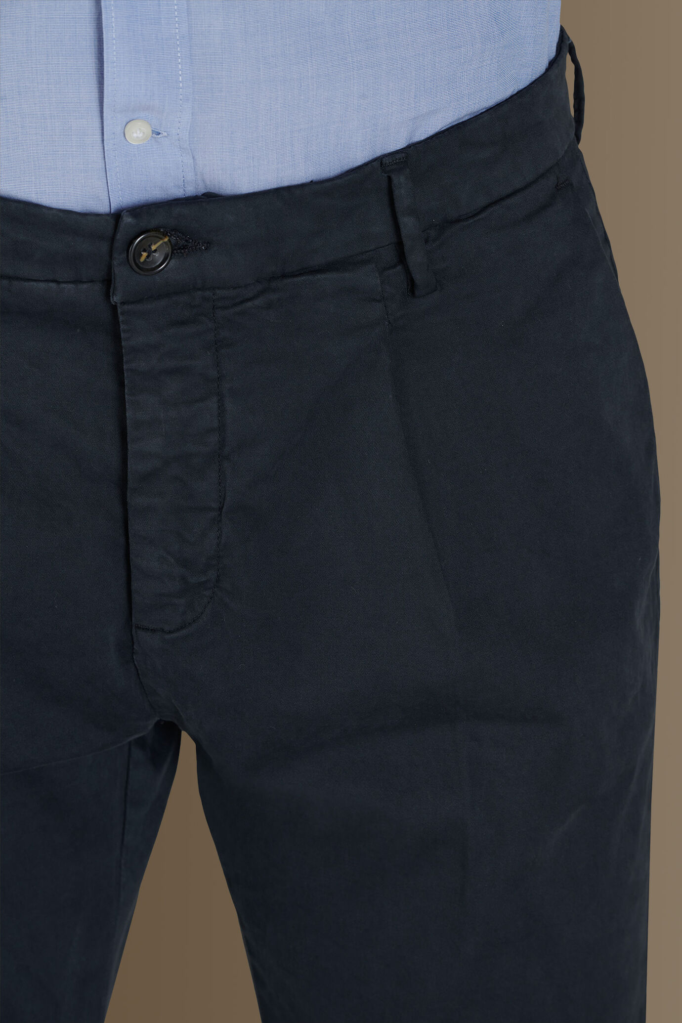 Pantalone chino con pinces singola tessuto in raso elasticizzato image number 3