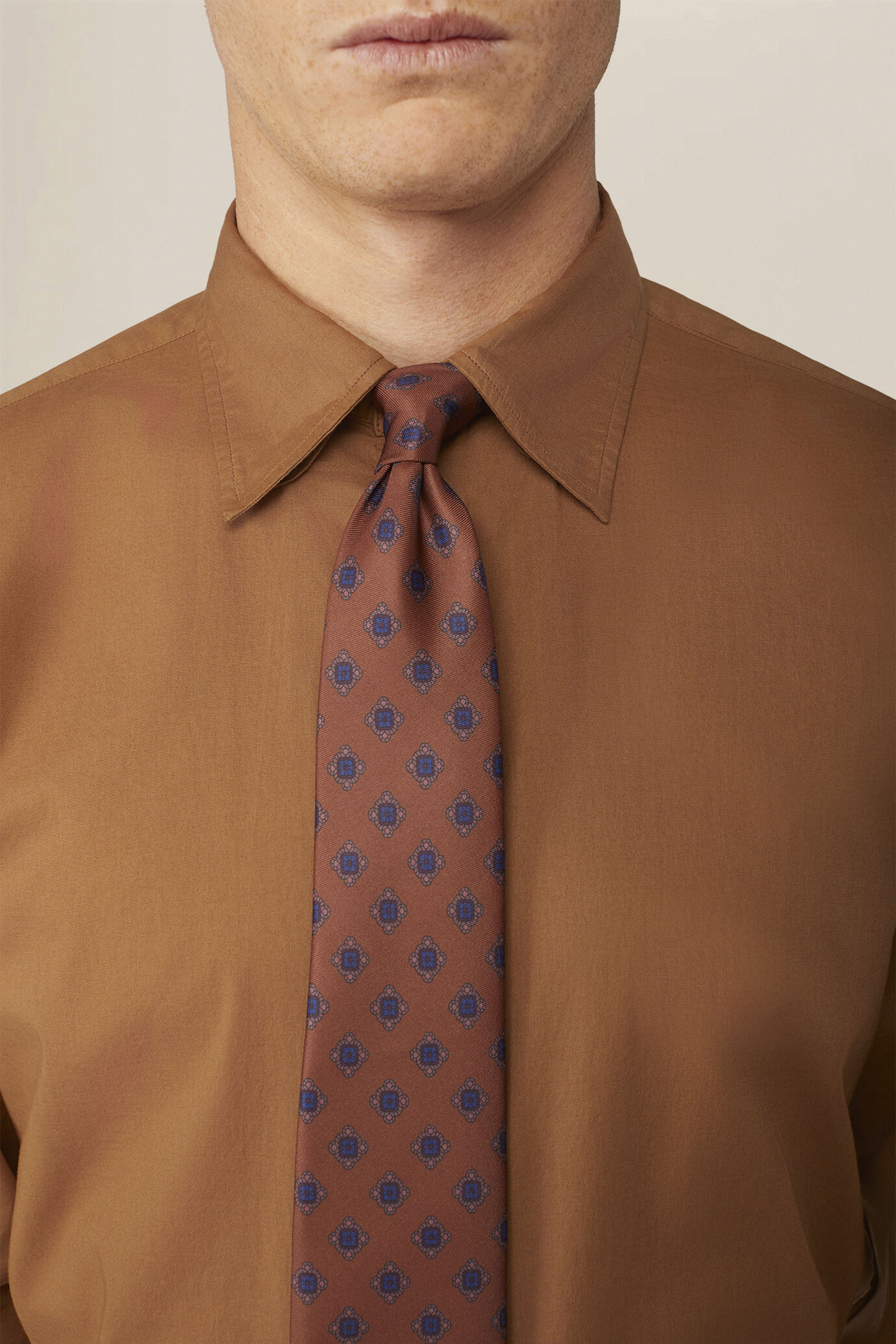 Men's 100% cotton plain shirt with hidden button-down collar image number 2