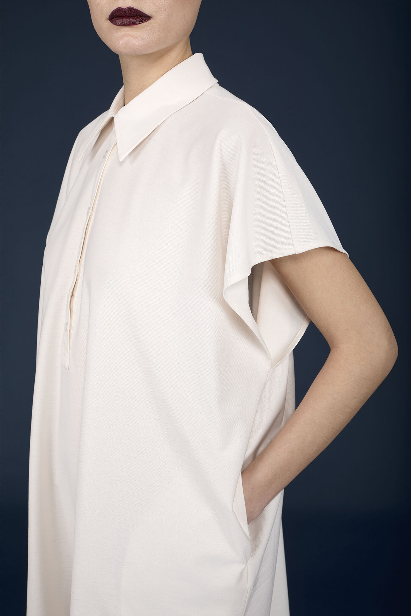 Dress with oversized polo neckline and side slits image number 2