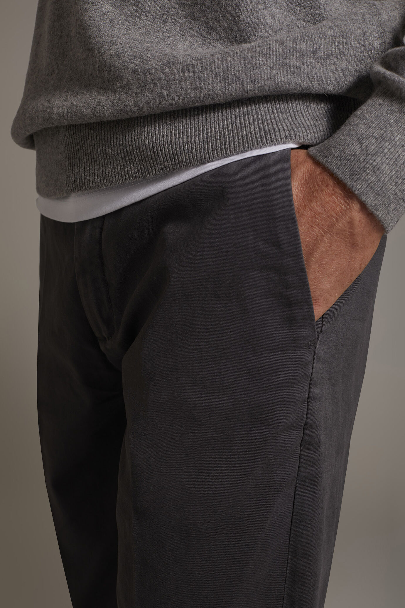 Pantalone chino uomo classico regular fit tessuto twill elasticizzato image number 4