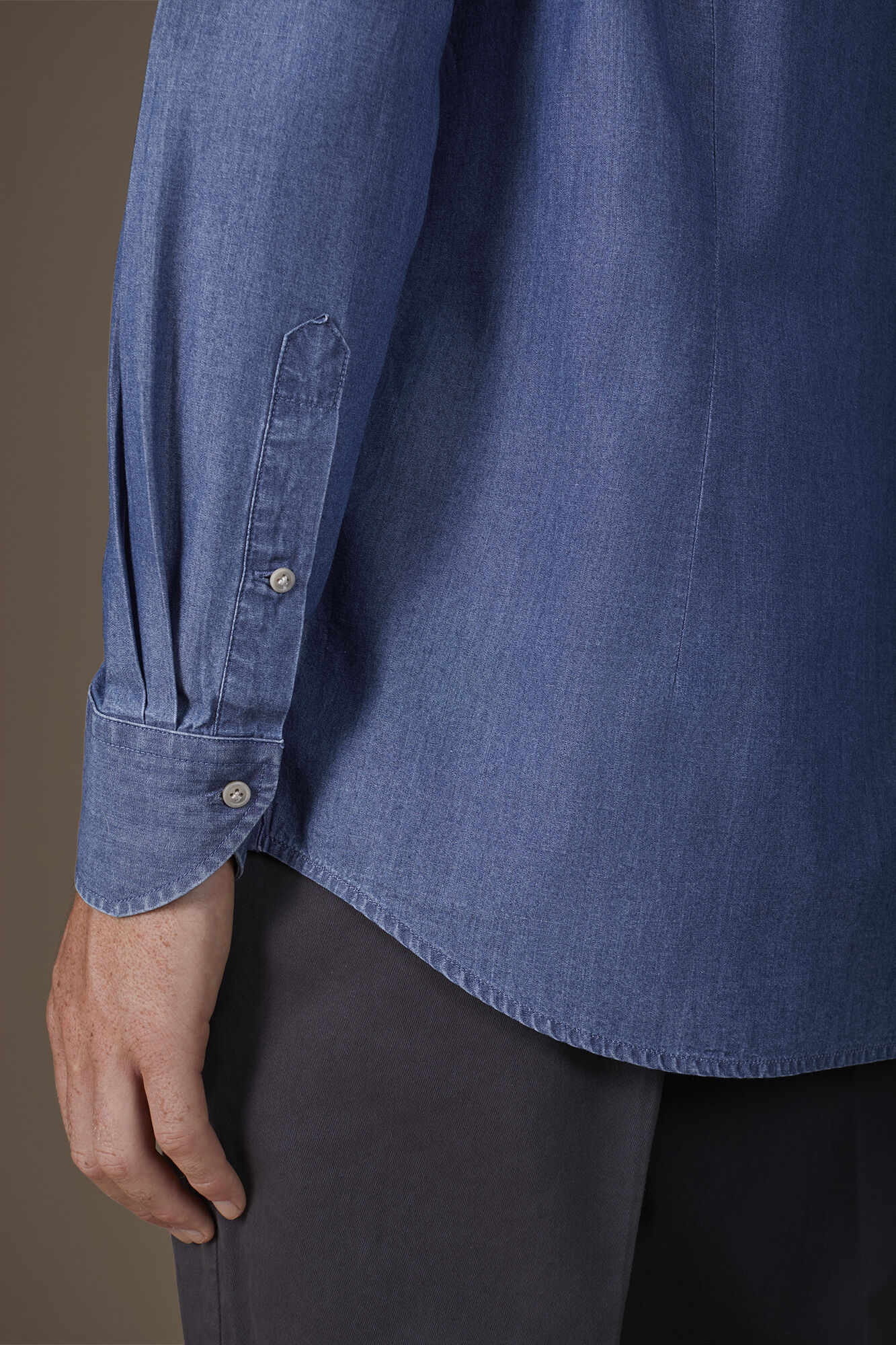 Men's casual shirt with classic collar, chambray fabric