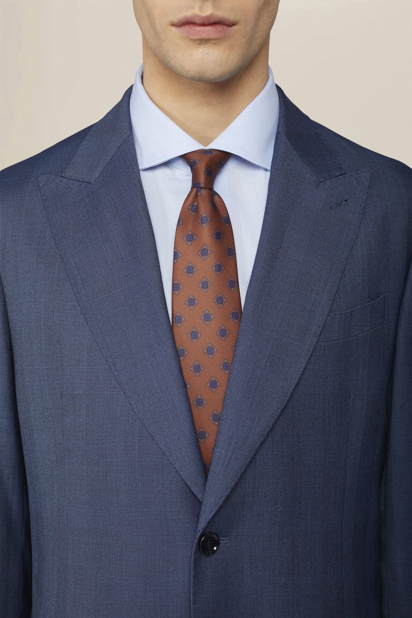 Single-breasted men's suit with single-pleat trousers in Prince of Wales check fabric image number 2