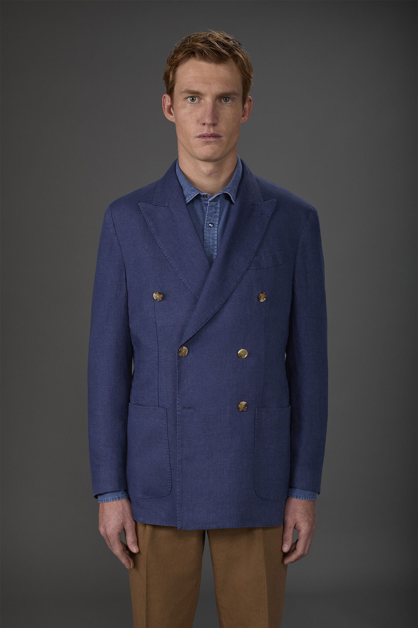 Veste homme à double boutonnage, non doublée, avec revers en pointe et poches à rabat en 100% lin image number 1