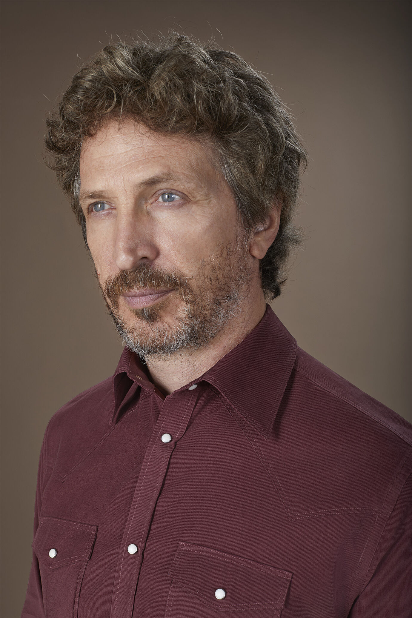 Camicia uomo casual collo classico 100% cotone in tessuto velluto 1000 righe tinta unita image number 2