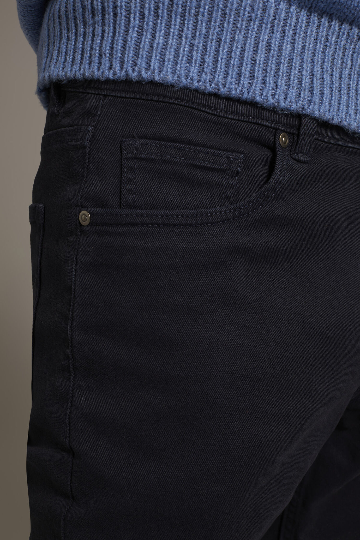 Regular fit 5 pockets trousers in bull twill fabric image number 4