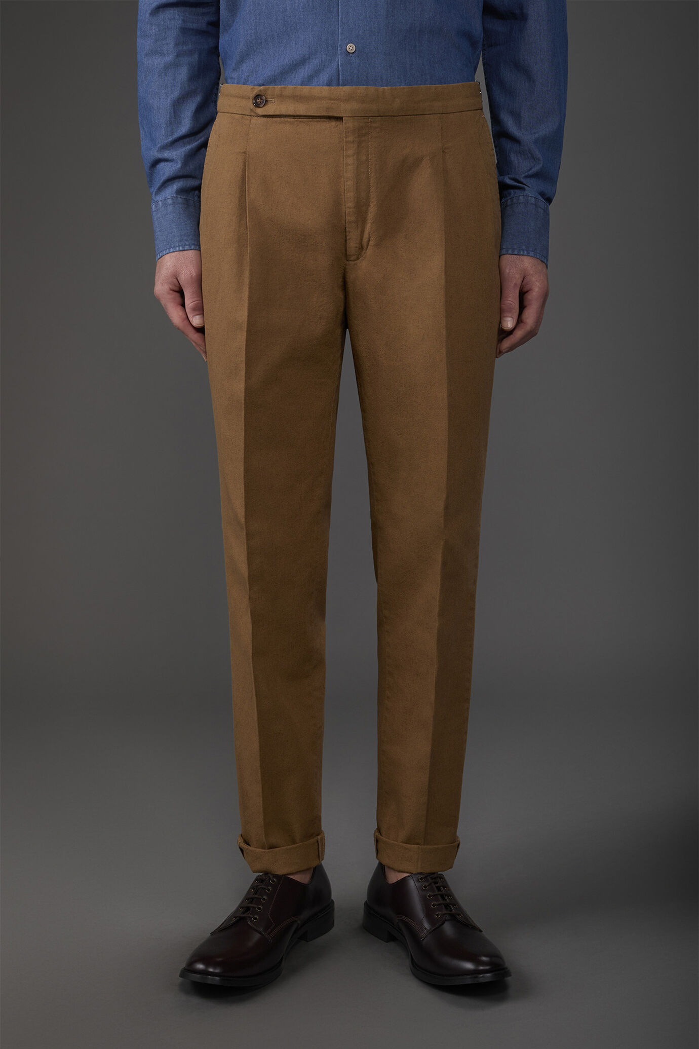 Herrenhose mit Doppelfalten und seitlichen Schnallen aus einem Baumwoll-Leinen-Gemisch image number 1