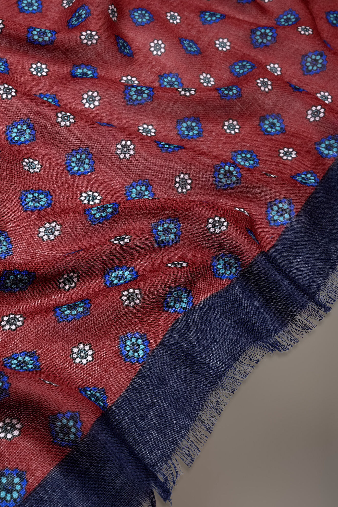 Sciarpa disegno fantasia rossa e blu viscosa uomo image number 1