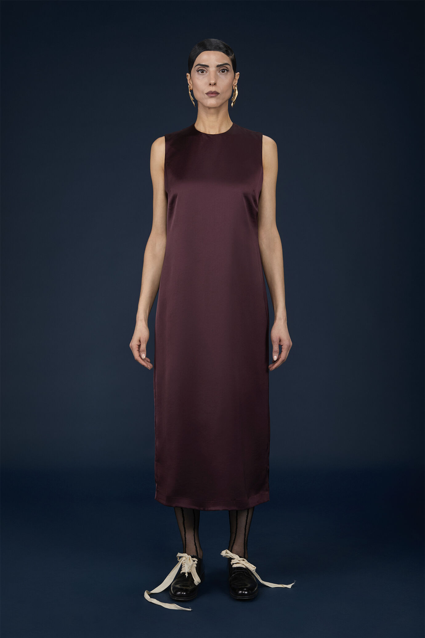 Langes Damenkleid mit Rundhalsausschnitt und R&uuml;cken&ouml;ffnung