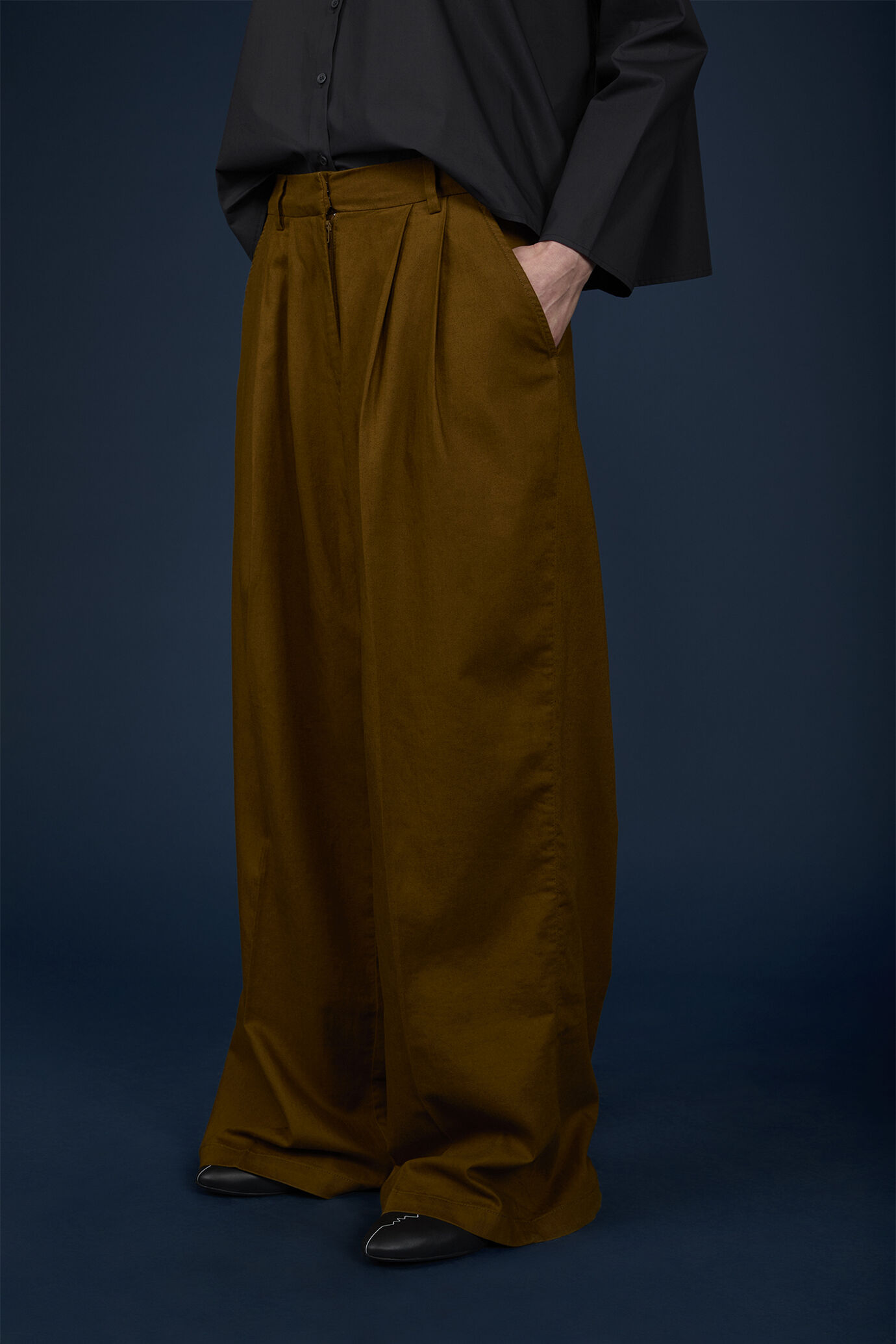 Women's wide trousers in linen and cotton with pleats image number 3