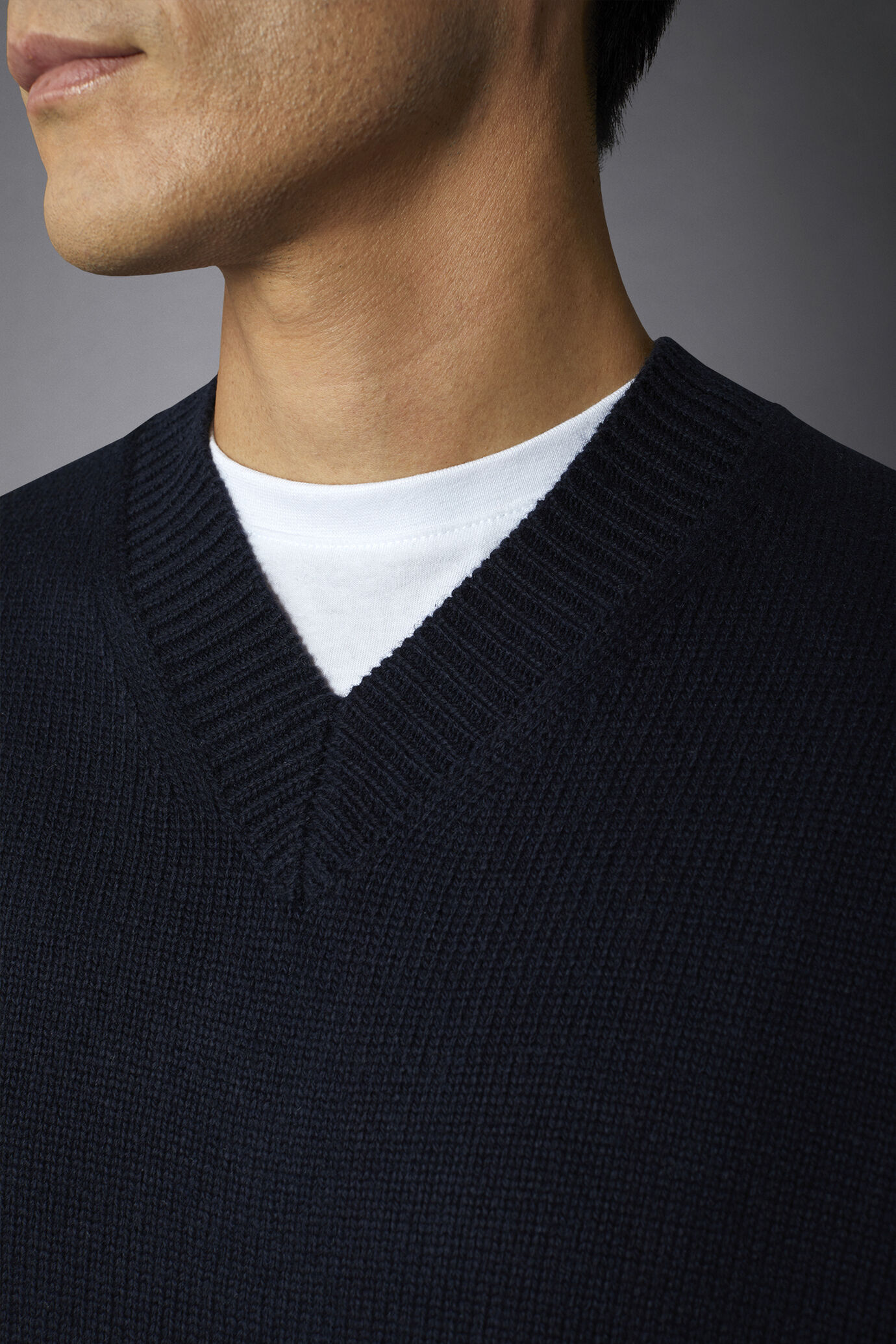 Men's v-neck sweater in wool blend regular fit image number 2
