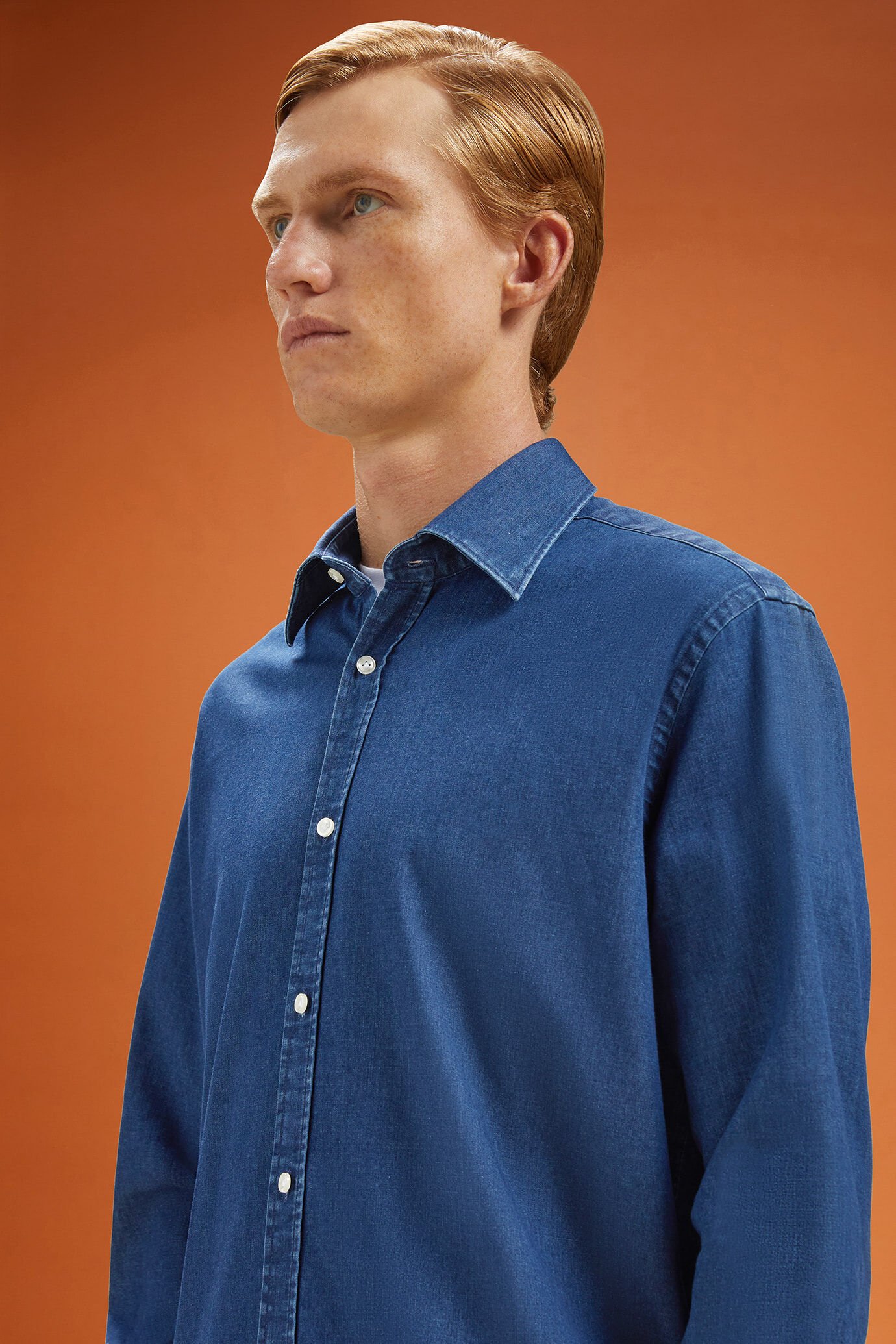 Men's comfort fit casual shirt with a classic collar in 100% cotton washed chambray fabric image number 1