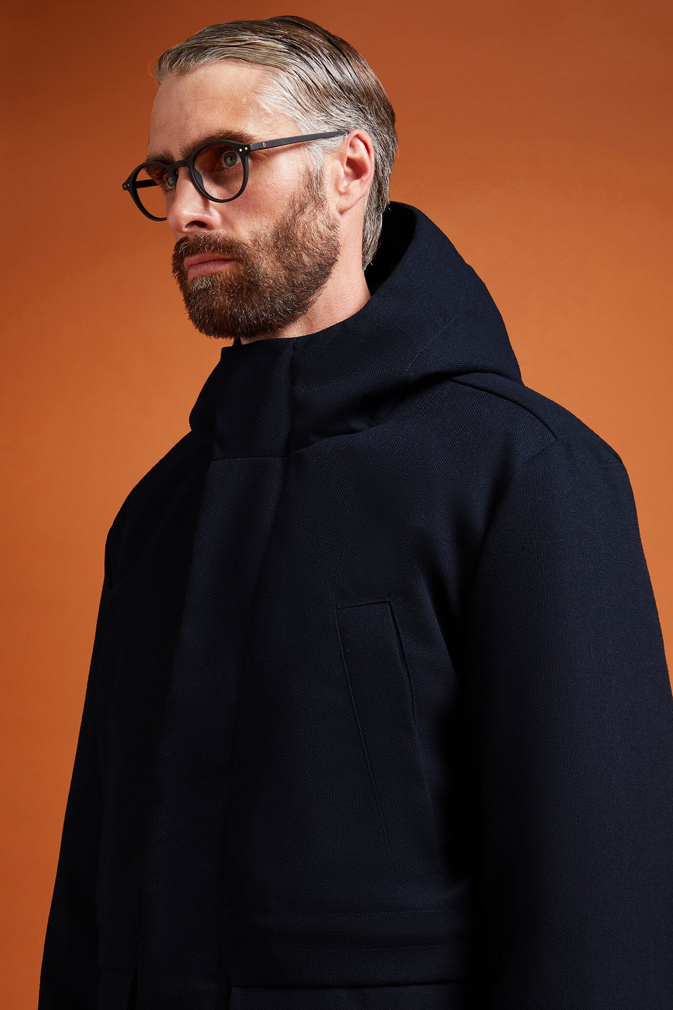 Gefütterte Herrenjacke aus technischem Gewebe mit verstellbarer Kapuze in Übergröße image number 3