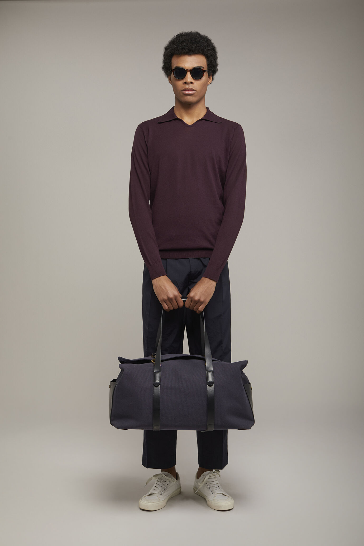 Herren-Poloshirt mit V-Ausschnitt aus 100 % Baumwollstrick und langen &Auml;rmeln in normaler Passform image number 0