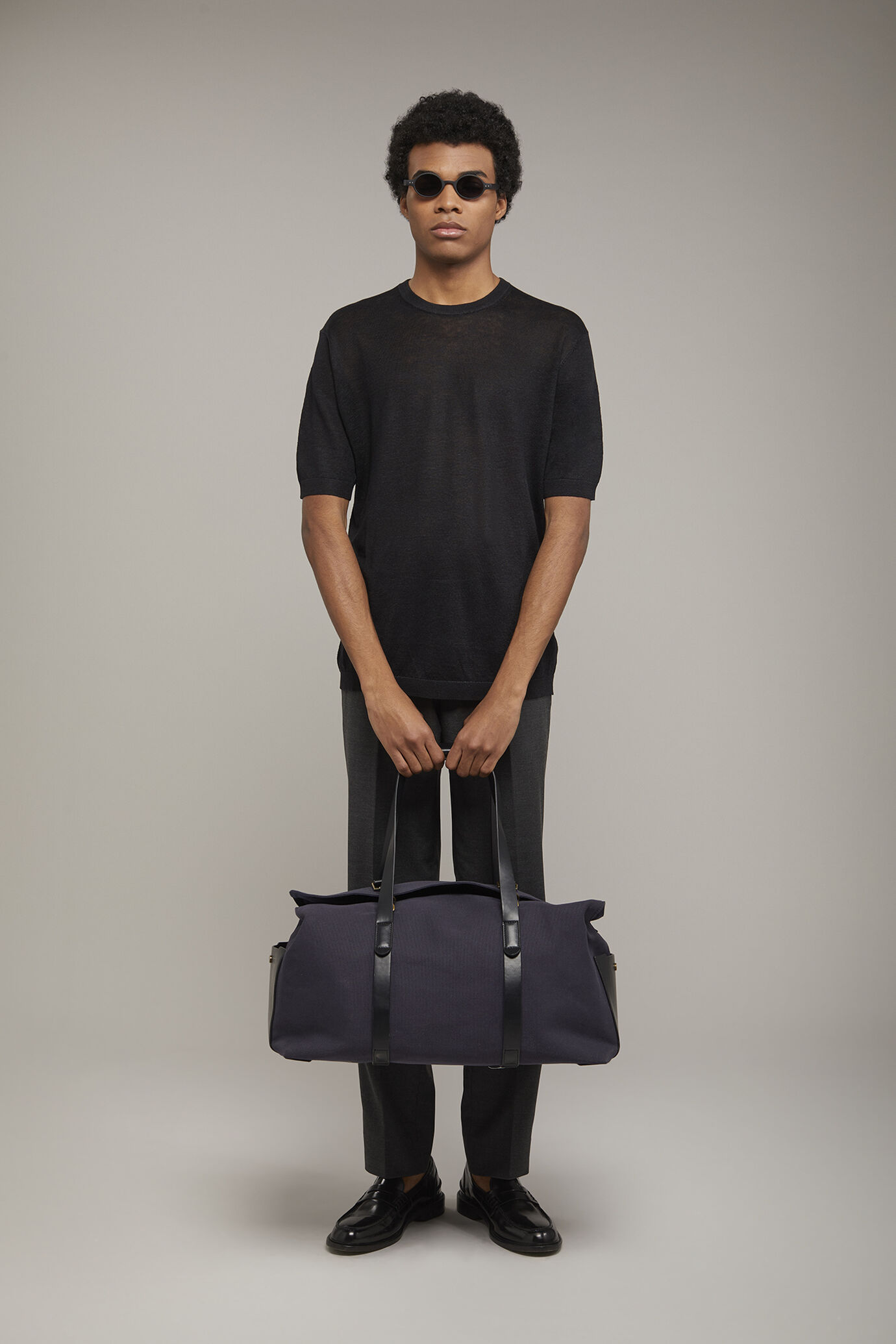 Technische Herrenhose mit doppelten Abnähern aus leichtem Denim in bequemer Passform